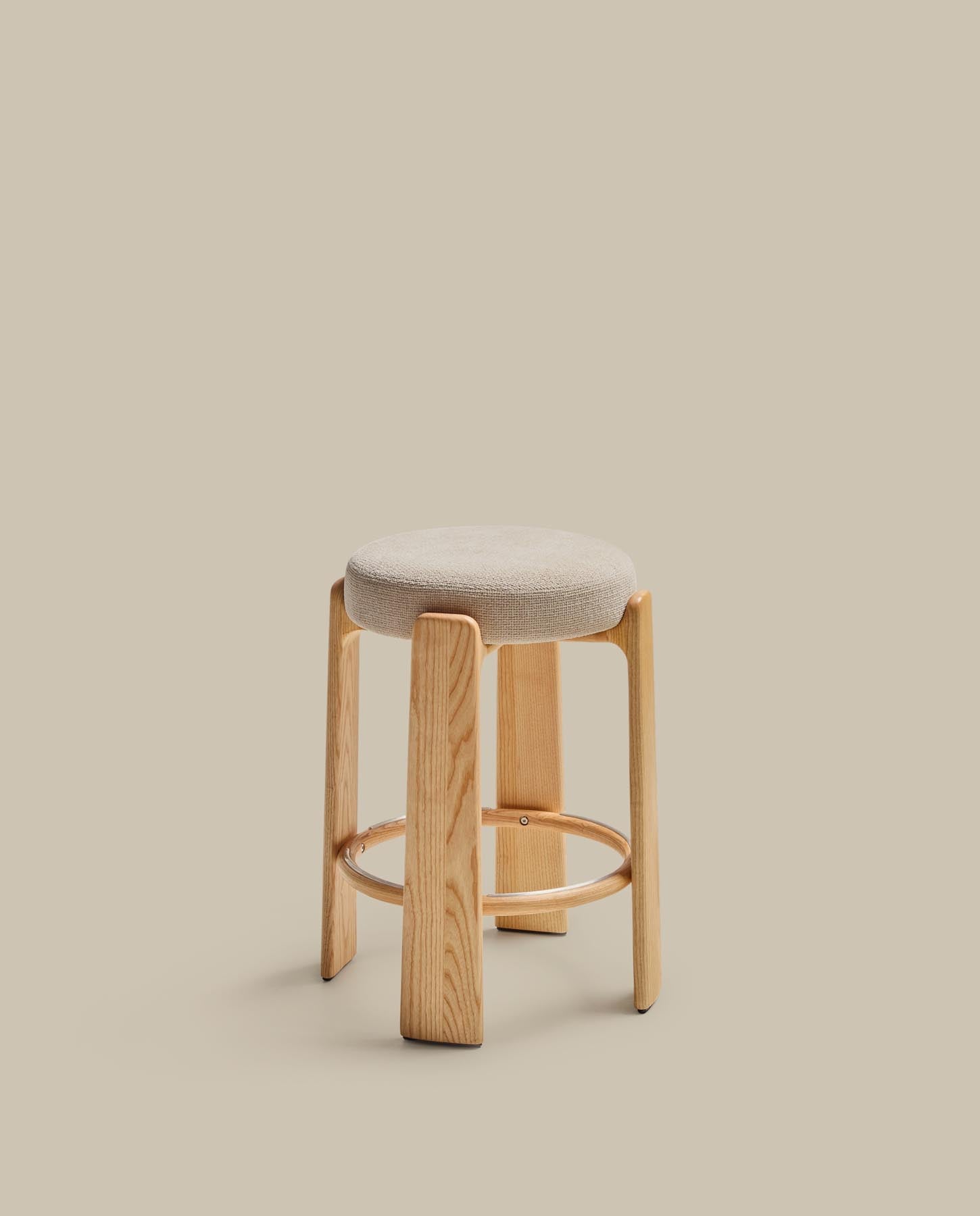 Hocker Granite, schwer entflammbar, aus beiger Chenille und massivem Eschenholz mit naturfarbenem Finish, FSC 100 %, 65 cm in Beige präsentiert im Onlineshop von KAQTU Design AG. Barhocker ist von Kave Home