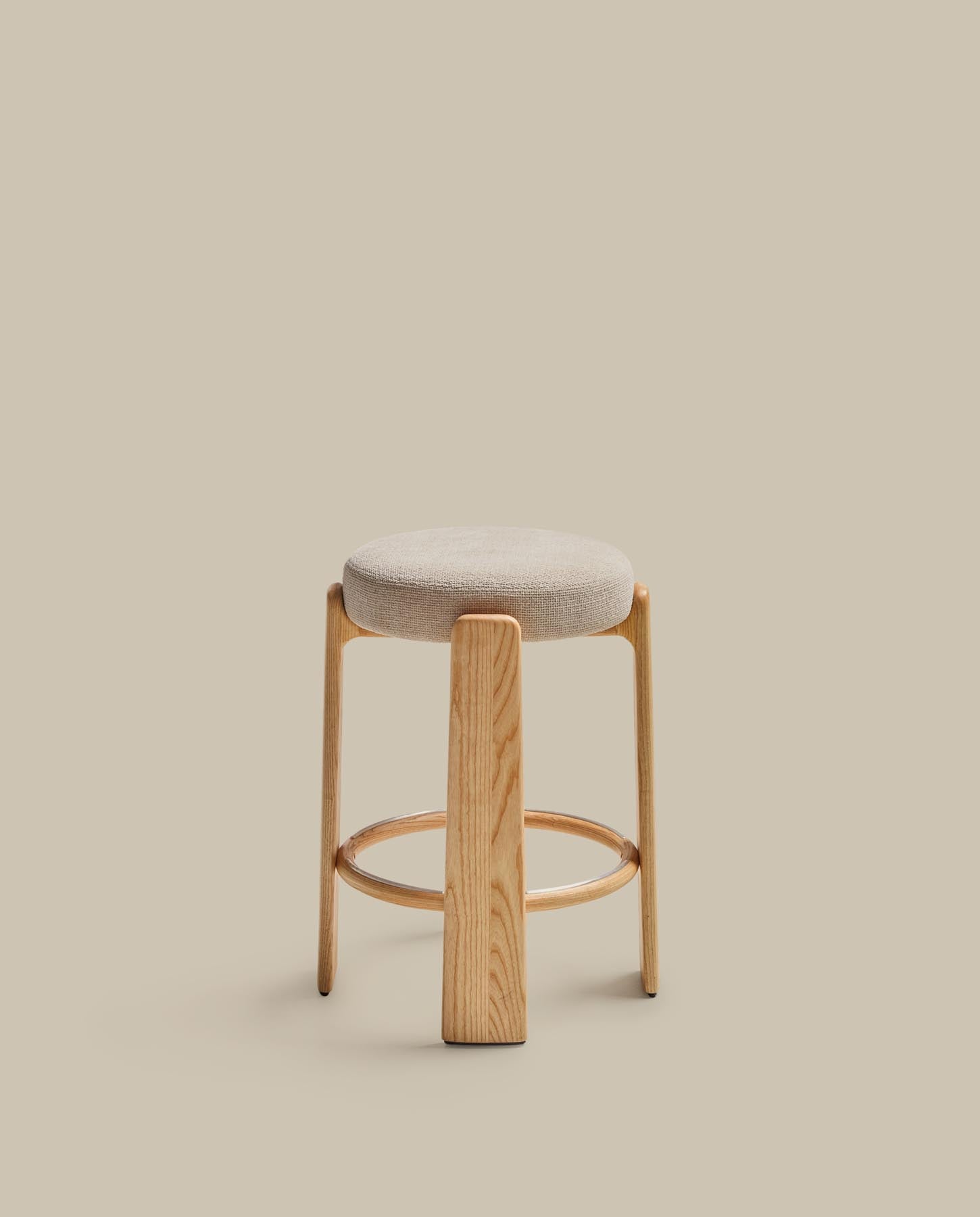 Hocker Granite, schwer entflammbar, aus beiger Chenille und massivem Eschenholz mit naturfarbenem Finish, FSC 100 %, 65 cm in Beige präsentiert im Onlineshop von KAQTU Design AG. Barhocker ist von Kave Home