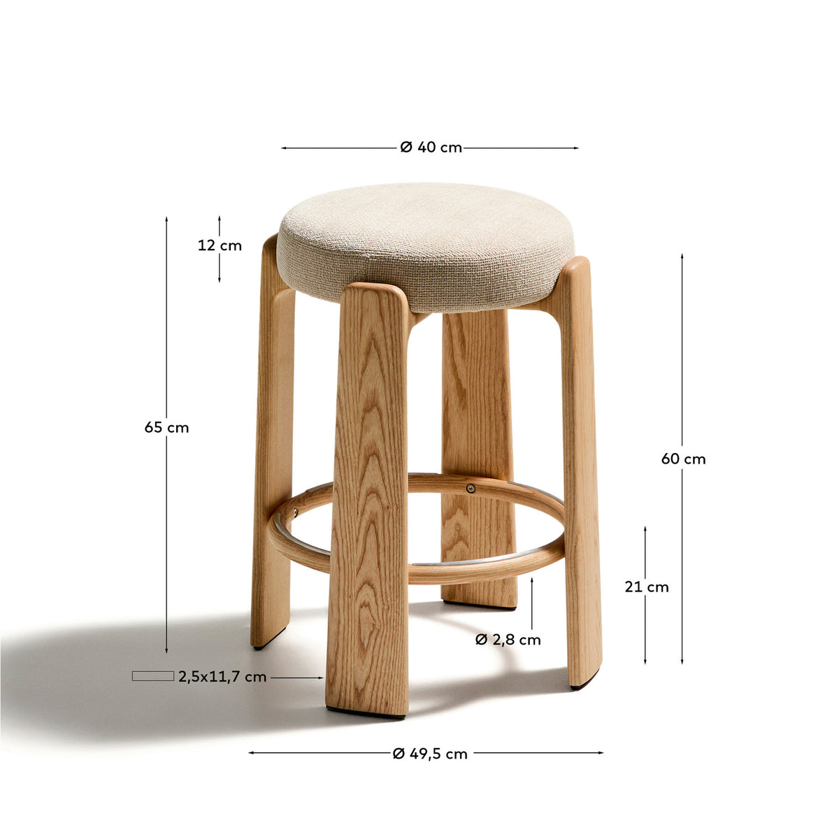 Hocker Granite aus beigefarbener Chenille und massivem Eschenholz mit naturfarbenem Finish, FSC 100%, 65 cm in Beige, Hellbraun präsentiert im Onlineshop von KAQTU Design AG. Barstuhl ist von Kave Home
