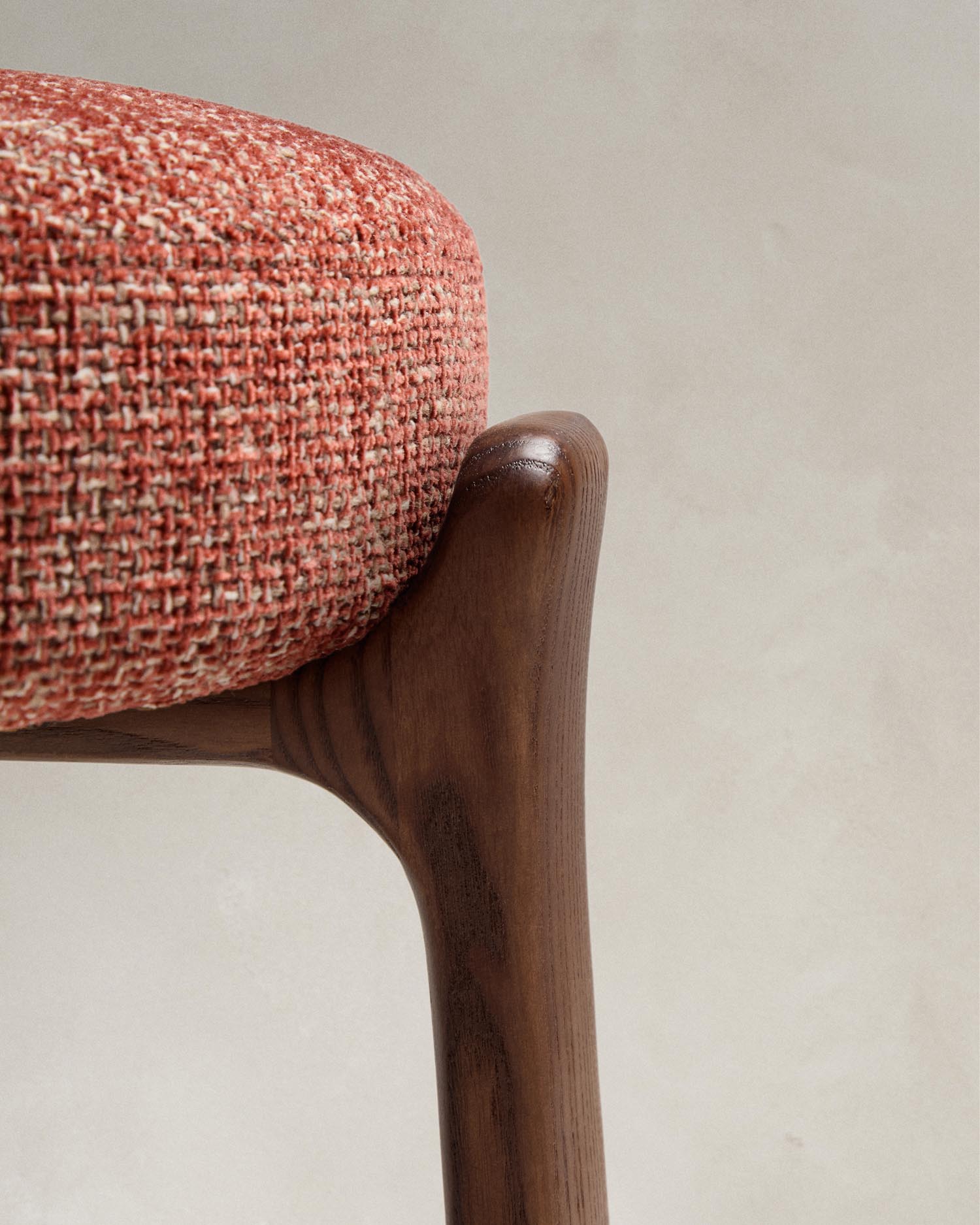 Entdecken Sie den Hocker Granite: Nachhaltig aus grüner Chenille und FSC-zertifiziertem Eschenholz, 65 cm hoch, perfekt für moderne Wohnräume.