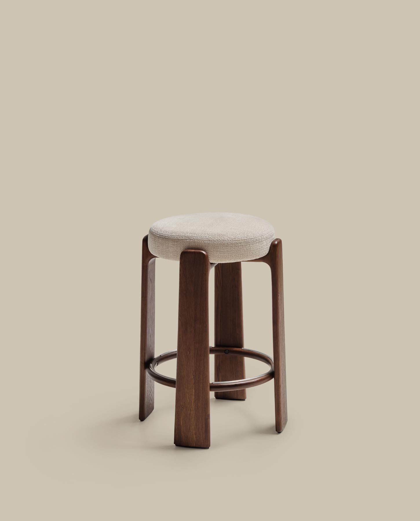 Hocker Granite, schwer entflammbar, aus beiger Chenille und massivem Eschenholz mit nussbaumfarbenem Finish, FSC 100 %, 75 cm in Beige präsentiert im Onlineshop von KAQTU Design AG. Barhocker ist von Kave Home