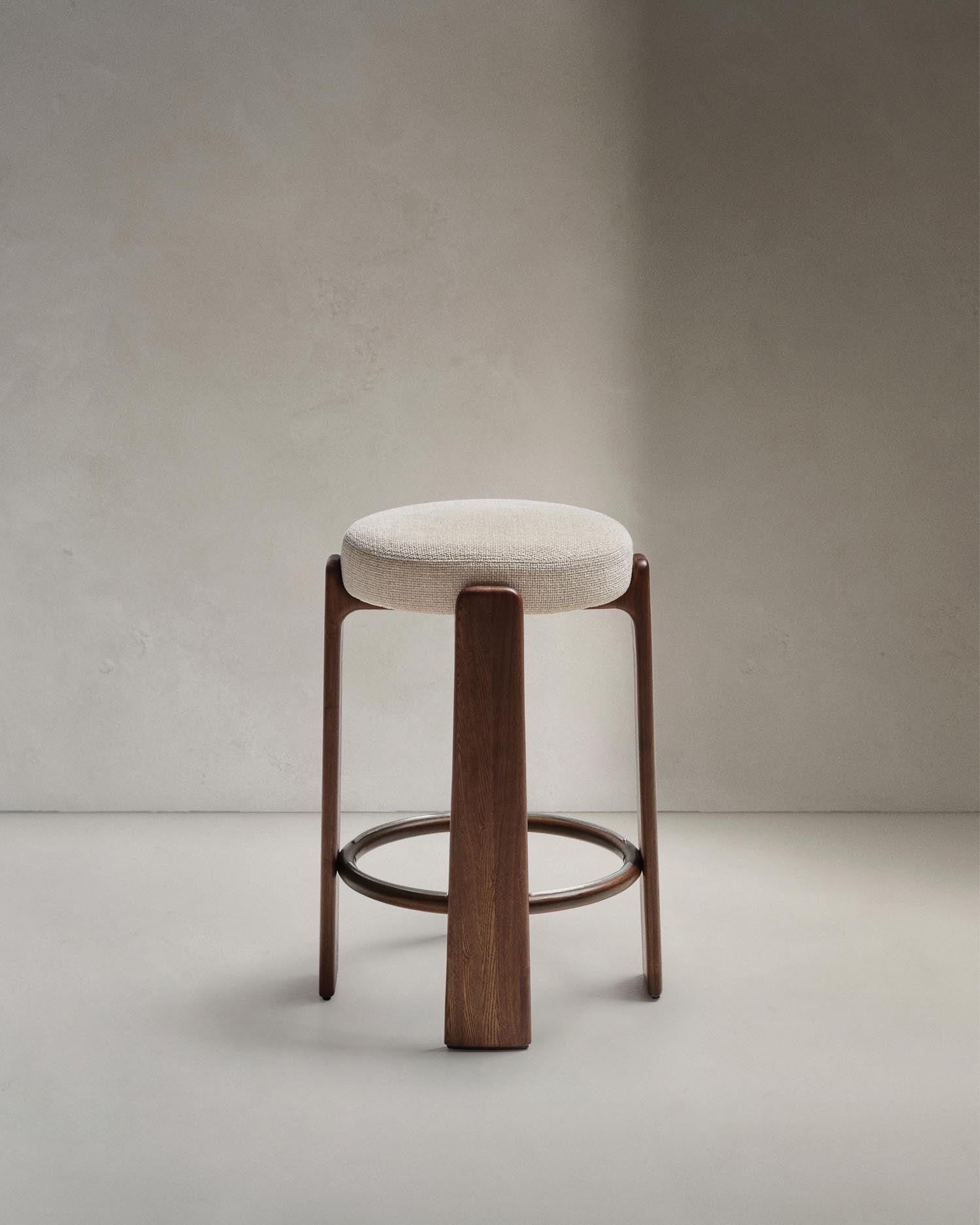 Erleben Sie den Hocker Granite von Kave Home: Elegantes skandinavisches Design, umweltfreundliche Chenille und robustes Eschenholz für stilvolle Akzente.