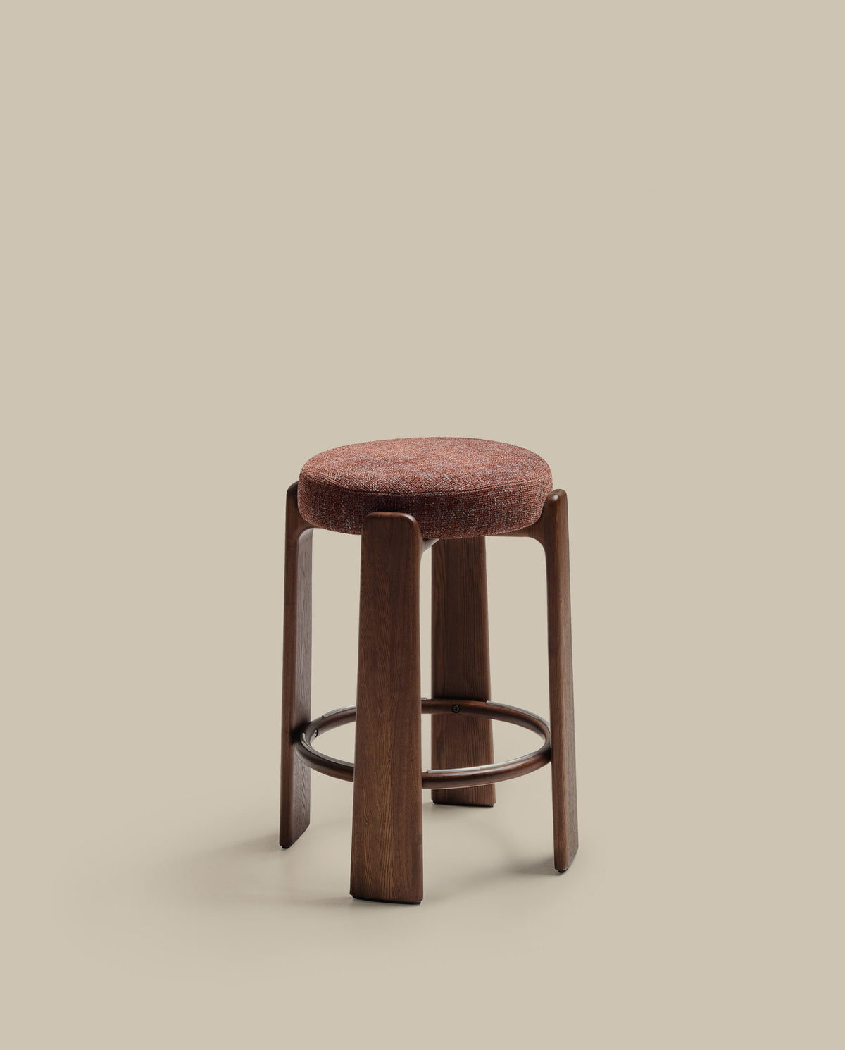 Hocker Granite aus brauner Chenille und massivem Eschenholz mit nussbaumfarbenem Finish, FSC 100%, 75 cm in Braun, Dunkelbraun präsentiert im Onlineshop von KAQTU Design AG. Barstuhl ist von Kave Home