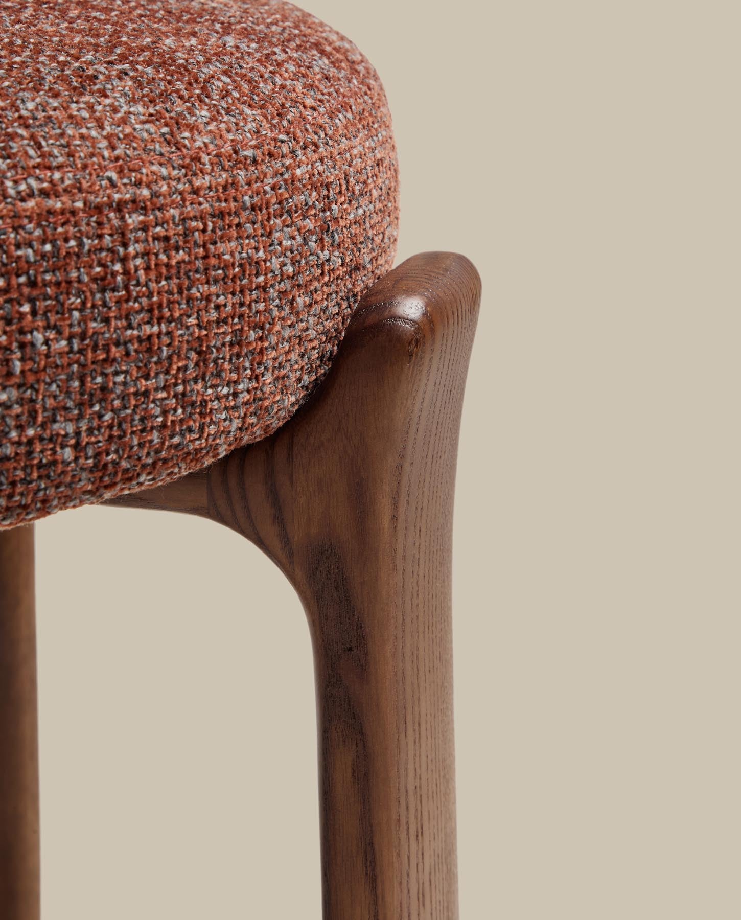 Hocker Granite, schwer entflammbar, aus brauner Chenille und massivem Eschenholz mit nussbaumfarbenem Finish, FSC 100 %, 75 cm in Braun präsentiert im Onlineshop von KAQTU Design AG. Barhocker ist von Kave Home