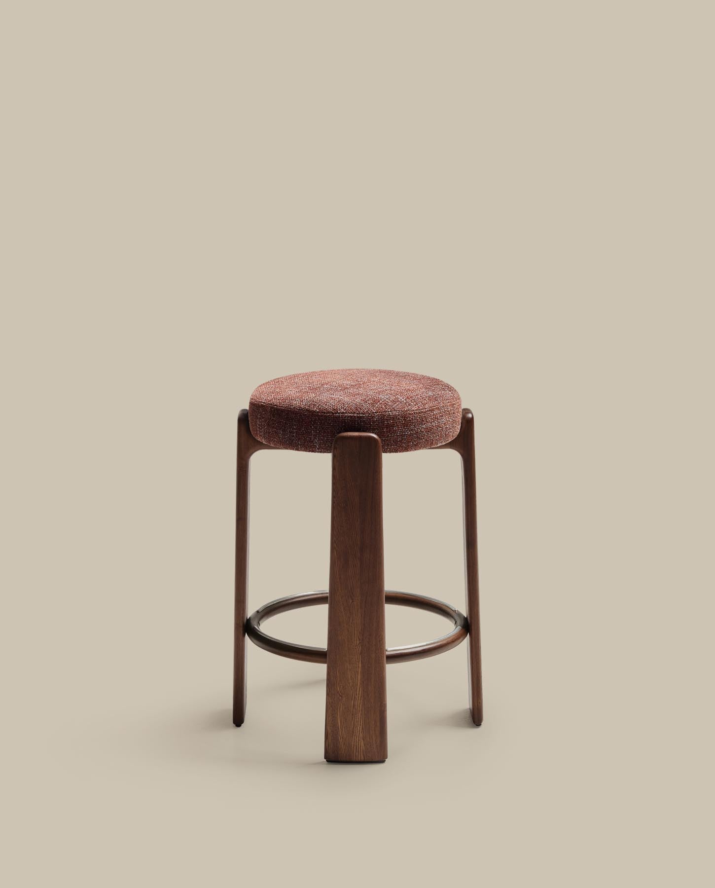 Hocker Granite, schwer entflammbar, aus brauner Chenille und massivem Eschenholz mit nussbaumfarbenem Finish, FSC 100 %, 75 cm in Braun präsentiert im Onlineshop von KAQTU Design AG. Barhocker ist von Kave Home