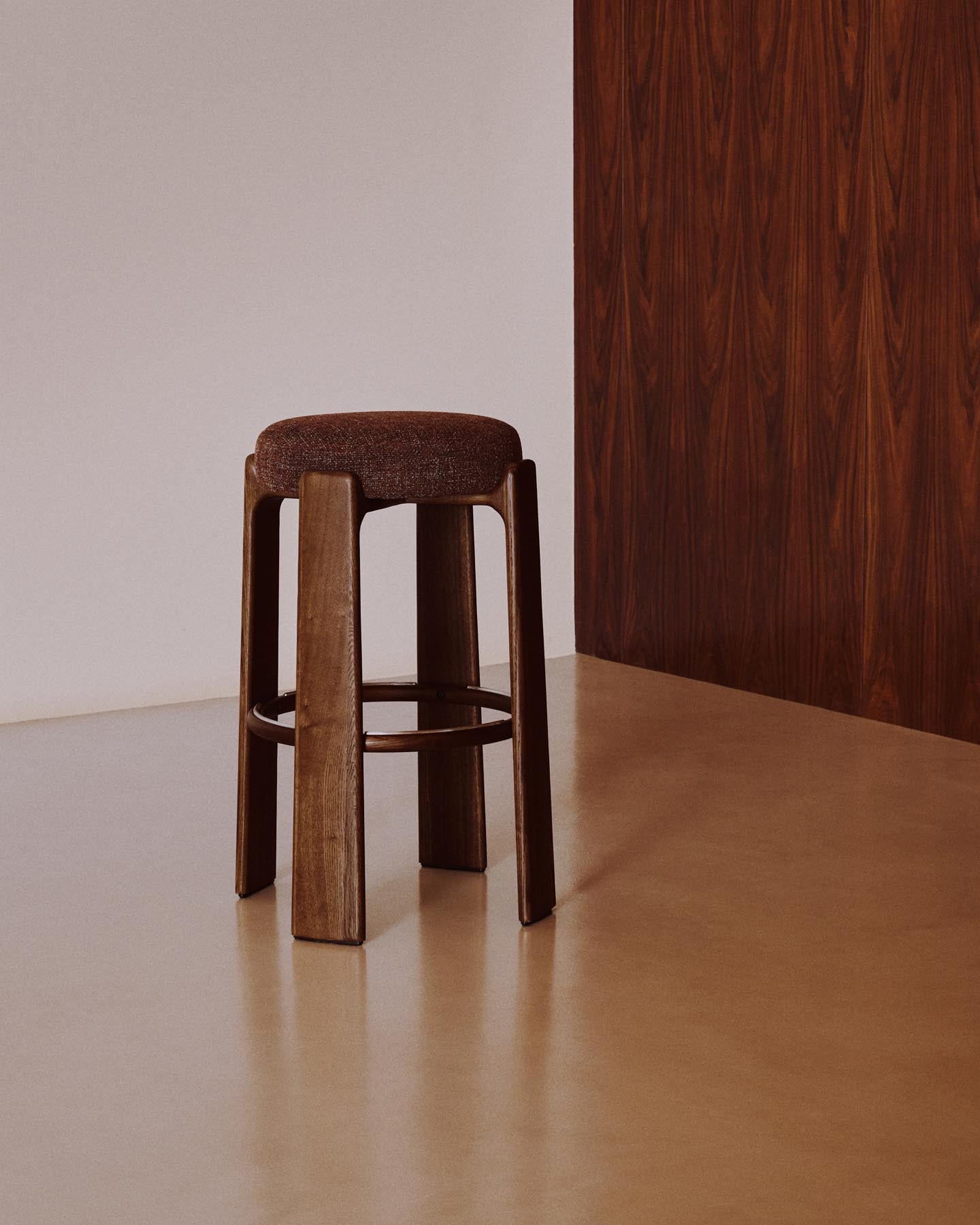Hocker Granite, schwer entflammbar, aus brauner Chenille und massivem Eschenholz mit nussbaumfarbenem Finish, FSC 100 %, 75 cm in Braun präsentiert im Onlineshop von KAQTU Design AG. Barhocker ist von Kave Home