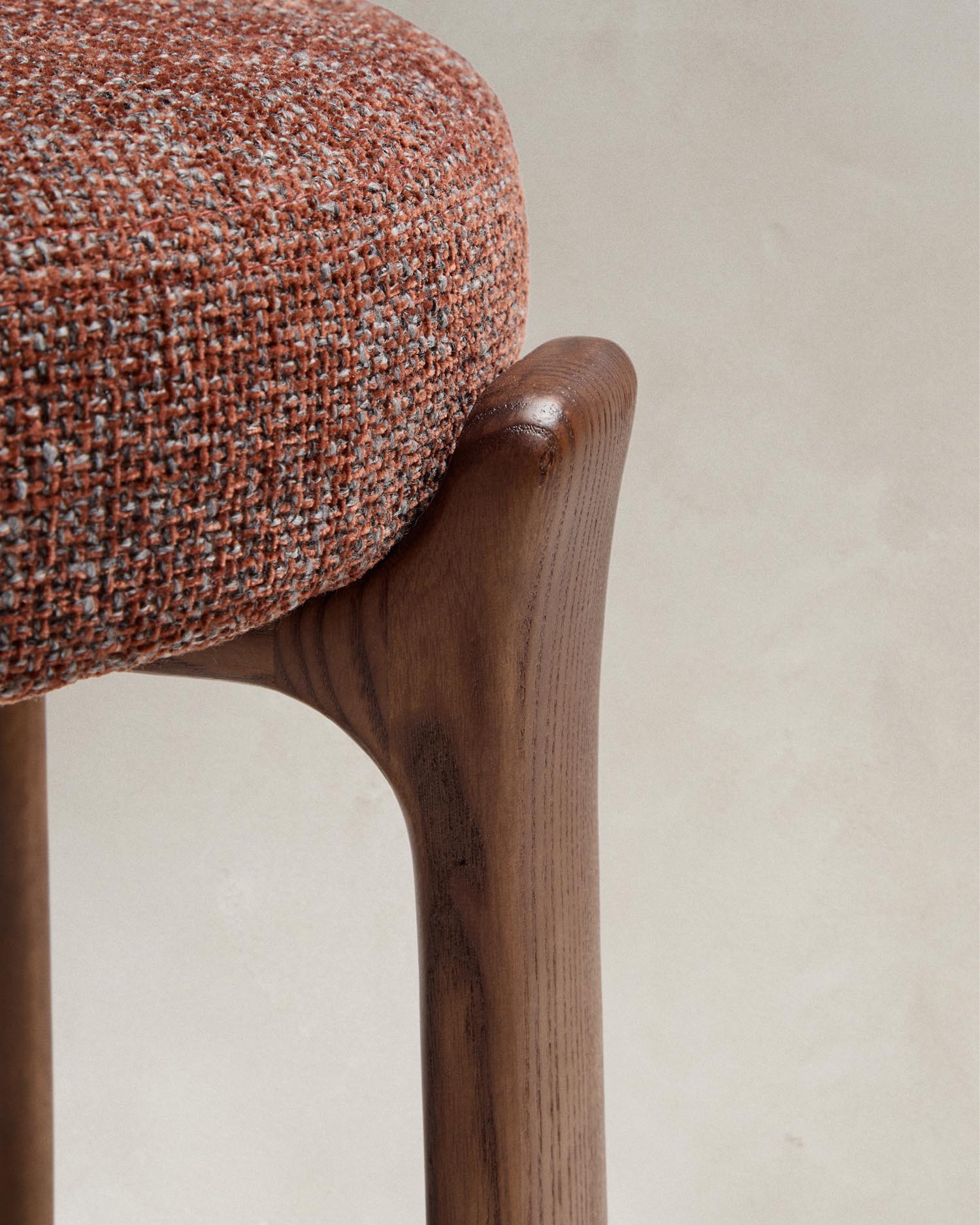 Hocker Granite: Eleganter Hocker aus brauner Chenille und robustem Eschenholz mit nussbaumfarbenem Finish. Ideal für stilvolle und nachhaltige Wohnräume.