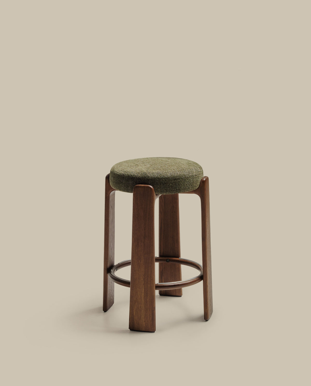 Hocker Granite aus grüner Chenille und massivem Eschenholz mit nussbaumfarbenem Finish, FSC 100%, 75 cm in Grün, Dunkelbraun präsentiert im Onlineshop von KAQTU Design AG. Barstuhl ist von Kave Home