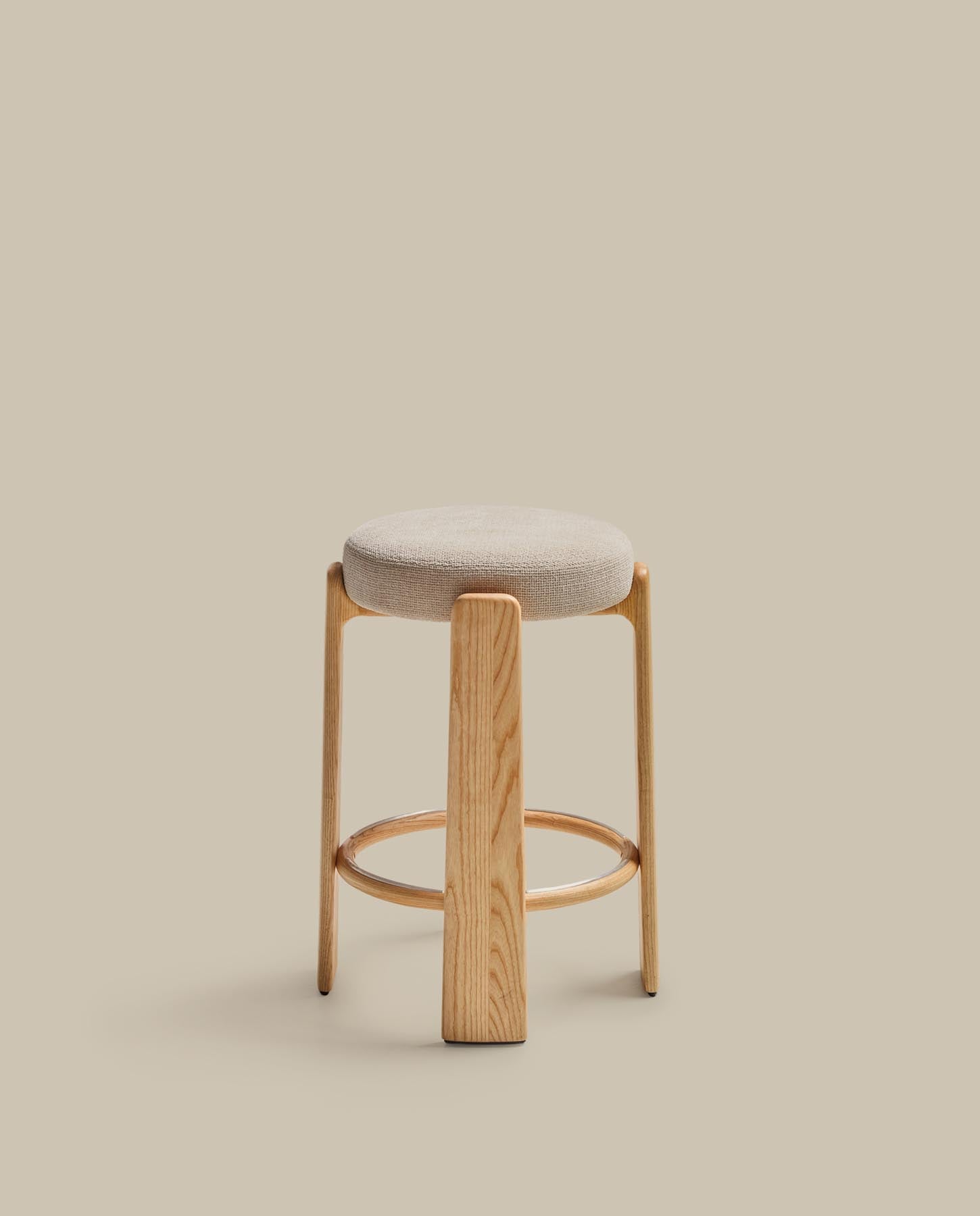 Hocker Granite, schwer entflammbar, aus beiger Chenille und massivem Eschenholz mit naturfarbenem Finish, FSC 100 %, 75 cm in Beige präsentiert im Onlineshop von KAQTU Design AG. Barhocker ist von Kave Home