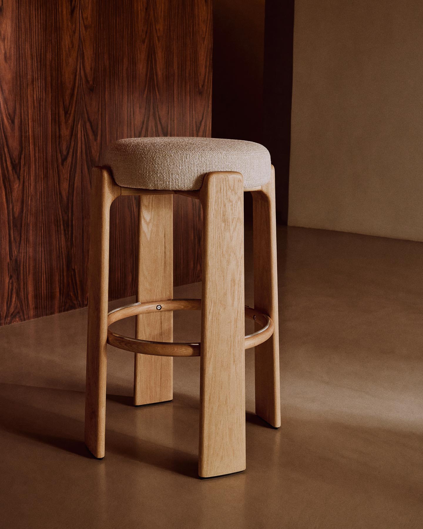 Hocker Granite, schwer entflammbar, aus beiger Chenille und massivem Eschenholz mit naturfarbenem Finish, FSC 100 %, 75 cm in Beige präsentiert im Onlineshop von KAQTU Design AG. Barhocker ist von Kave Home
