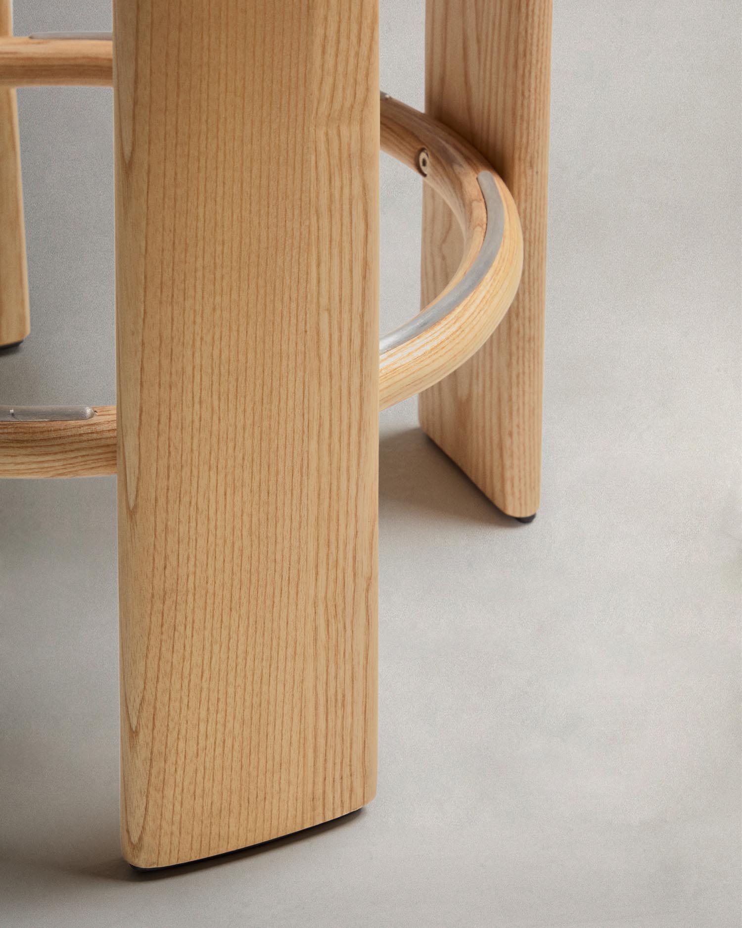 Hocker Granite: Stilvoller Hocker aus hochwertiger Chenille und robustem Eschenholz, perfekt für jeden Raum. Nachhaltig und elegant!