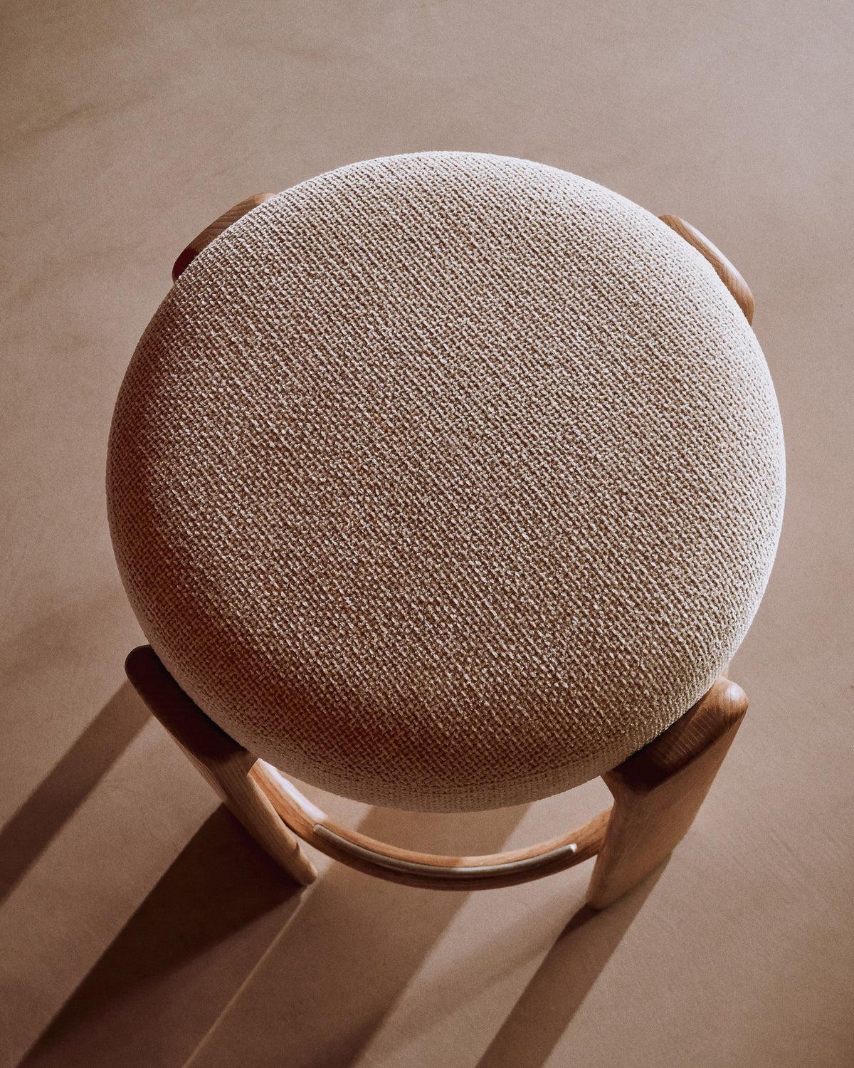 Hocker Granite aus beigefarbener Chenille und massivem Eschenholz mit naturfarbenem Finish, FSC 100%, 75 cm in Beige, Hellbraun präsentiert im Onlineshop von KAQTU Design AG. Barstuhl ist von Kave Home