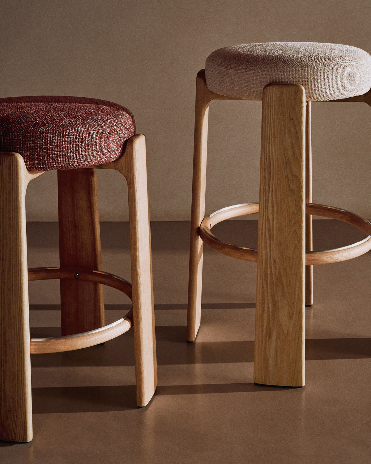 Hocker Granite aus beigefarbener Chenille und massivem Eschenholz mit naturfarbenem Finish, FSC 100%, 75 cm in Beige, Hellbraun präsentiert im Onlineshop von KAQTU Design AG. Barstuhl ist von Kave Home