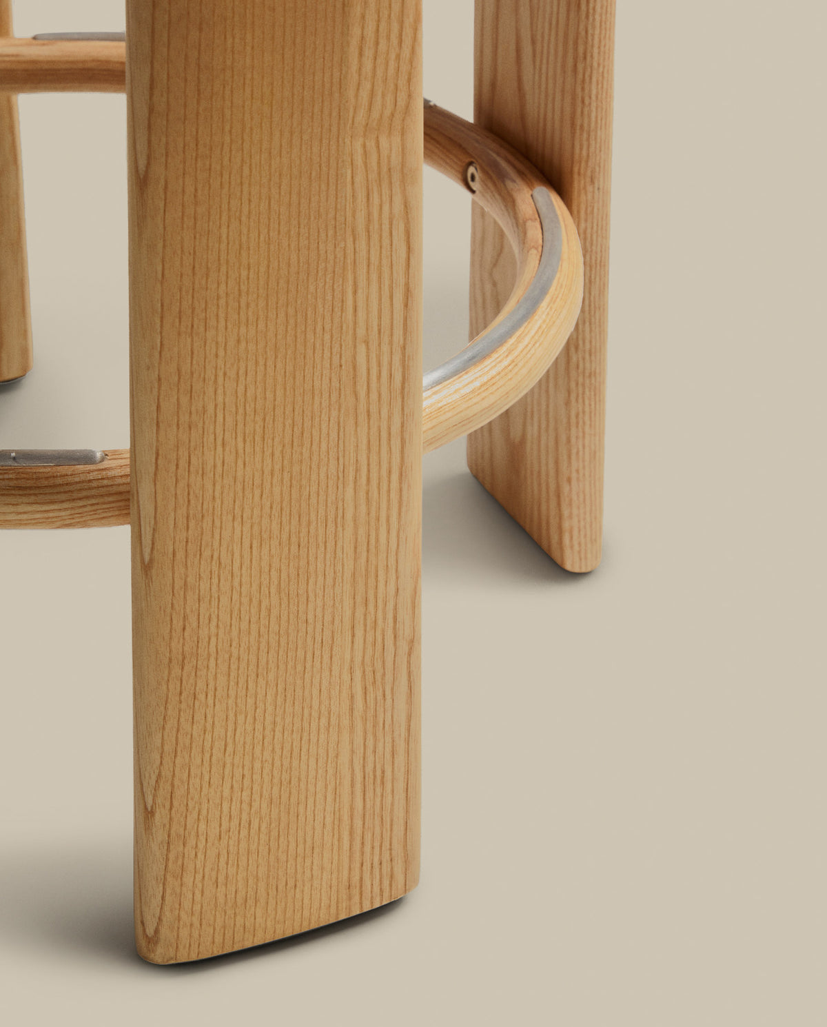 Hocker Granite aus grüner Chenille und massivem Eschenholz mit Finish in natürlichem Farbton, FSC 100%, 75 cm in Terrakotta, Hellbraun präsentiert im Onlineshop von KAQTU Design AG. Barstuhl ist von Kave Home