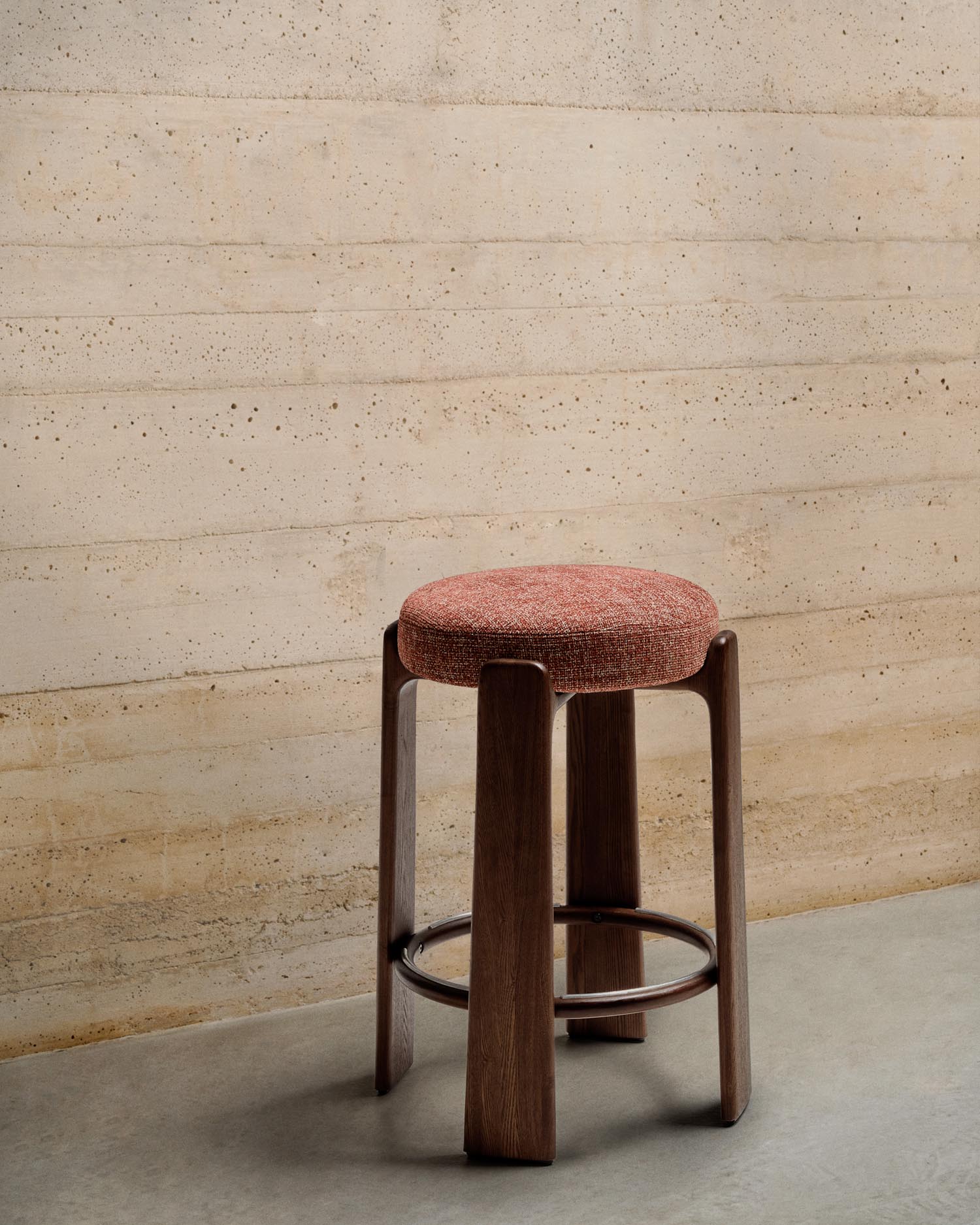 Entdecken Sie den Hocker Granite von Kave Home: stilvoller Komfort aus grüner Chenille und FSC-zertifiziertem Eschenholz, ideal für jeden Raum.