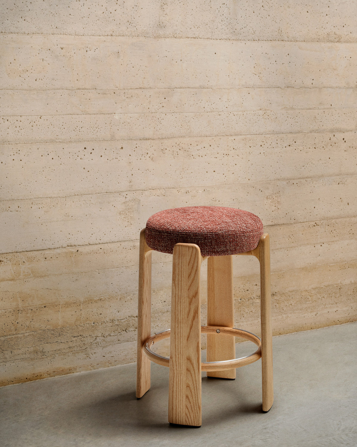 Hocker Granite aus grüner Chenille und massivem Eschenholz mit Finish in natürlichem Farbton, FSC 100%, 75 cm in Terrakotta, Hellbraun präsentiert im Onlineshop von KAQTU Design AG. Barstuhl ist von Kave Home