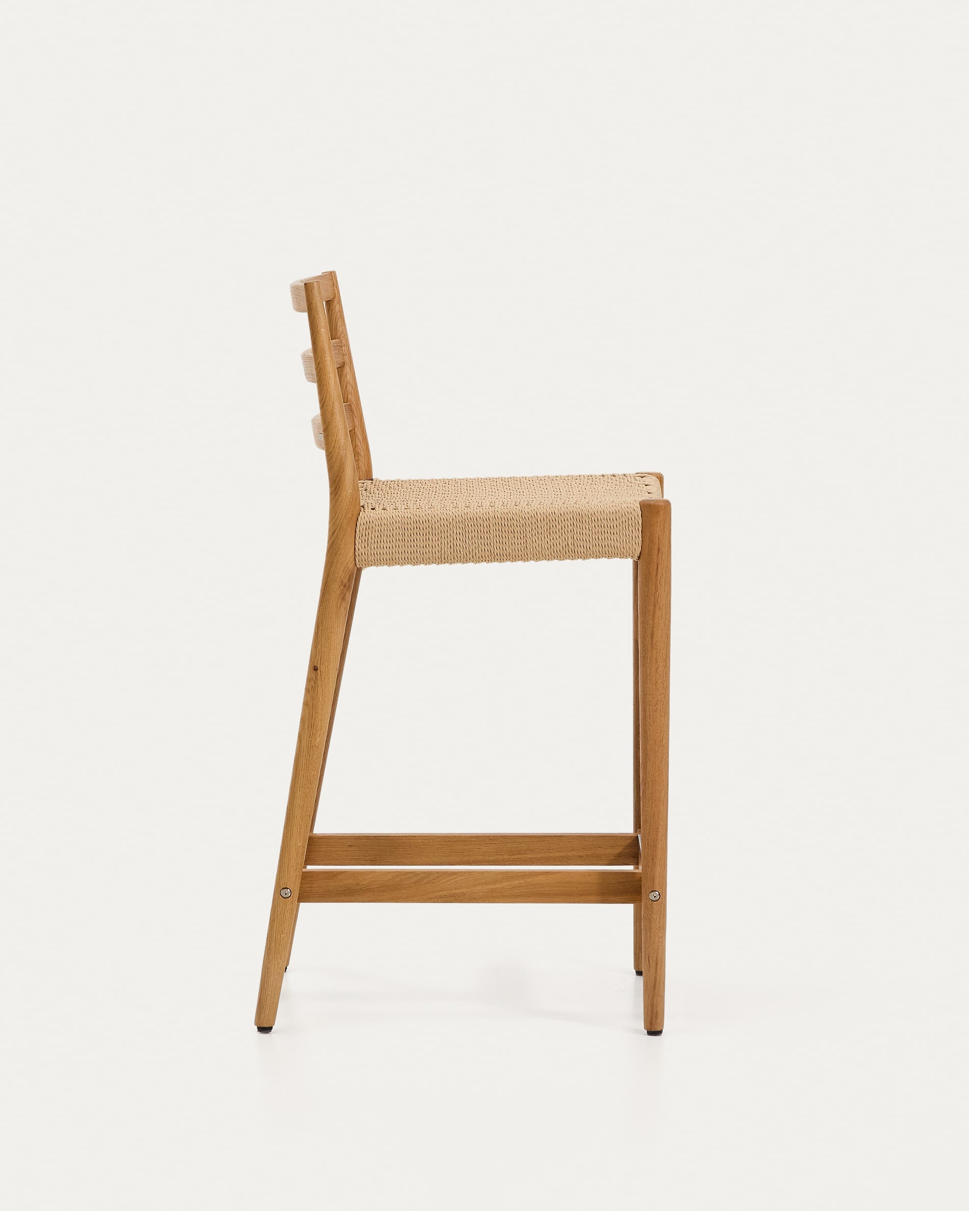 Erleben Sie den Analy Hocker mit Rückenlehne von Kave Home – ein stilvolles Möbelstück aus robustem Eichenholz und komfortablem Seil für Ihre Bar.