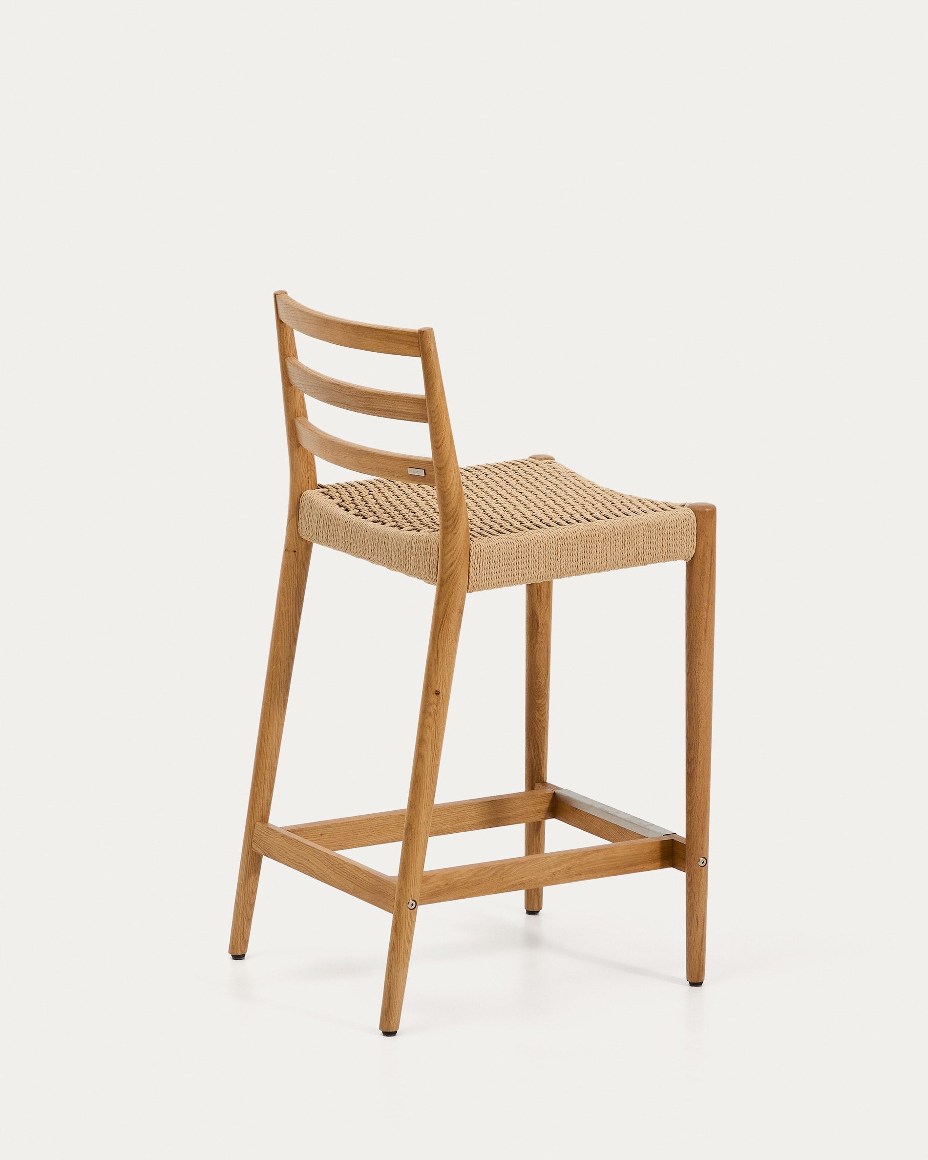 Entdecken Sie den Analy Hocker von Kave Home: Elegantes Eichenholz, bequeme Seil-Sitzfläche und perfekte Höhe für Ihre Bar oder Küche.