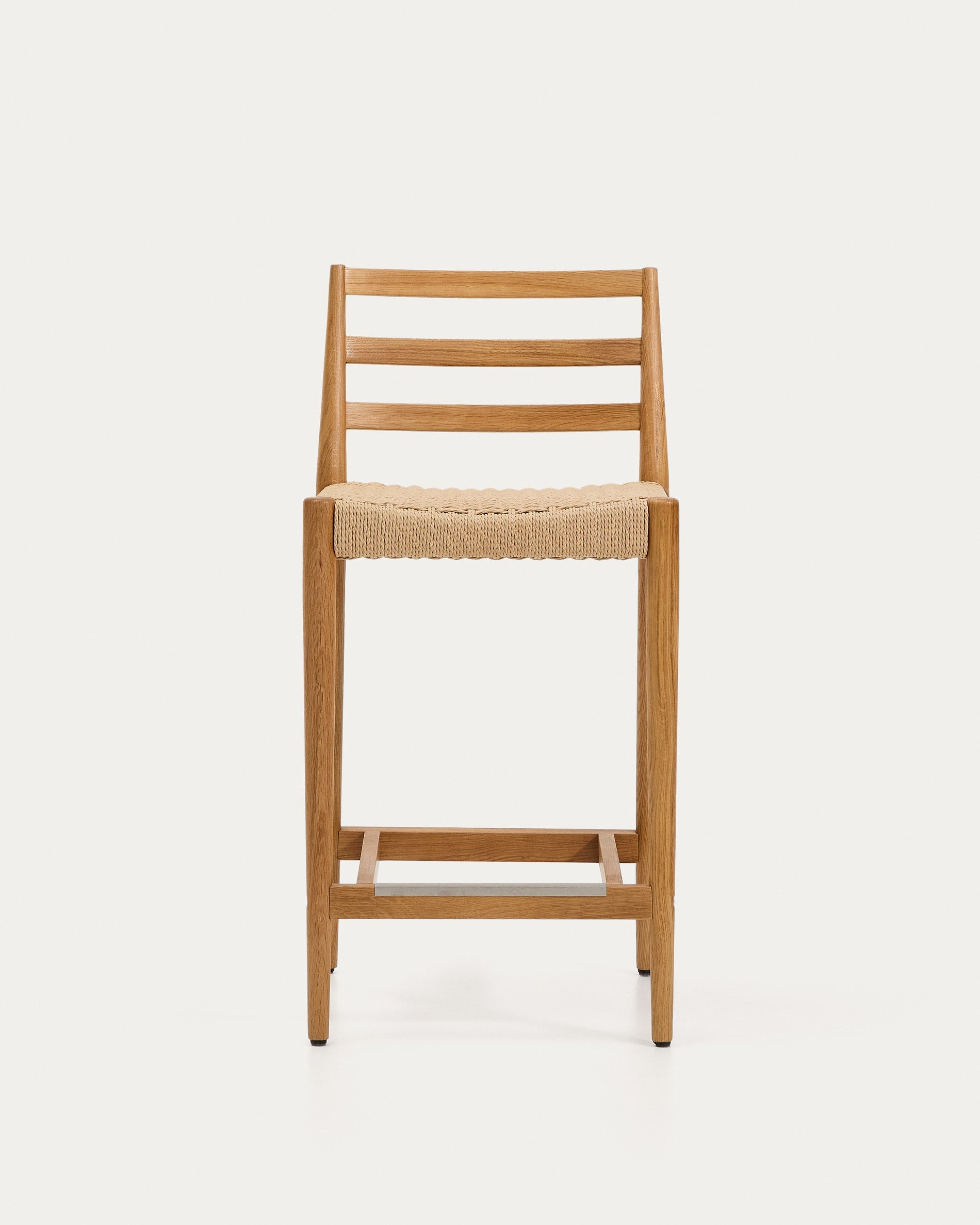 Stylischer Analy Hocker mit Rückenlehne von Kave Home: Massives Eichenholz, komfortable Seil-Sitzfläche, ideal für hohe Tische und Bars.