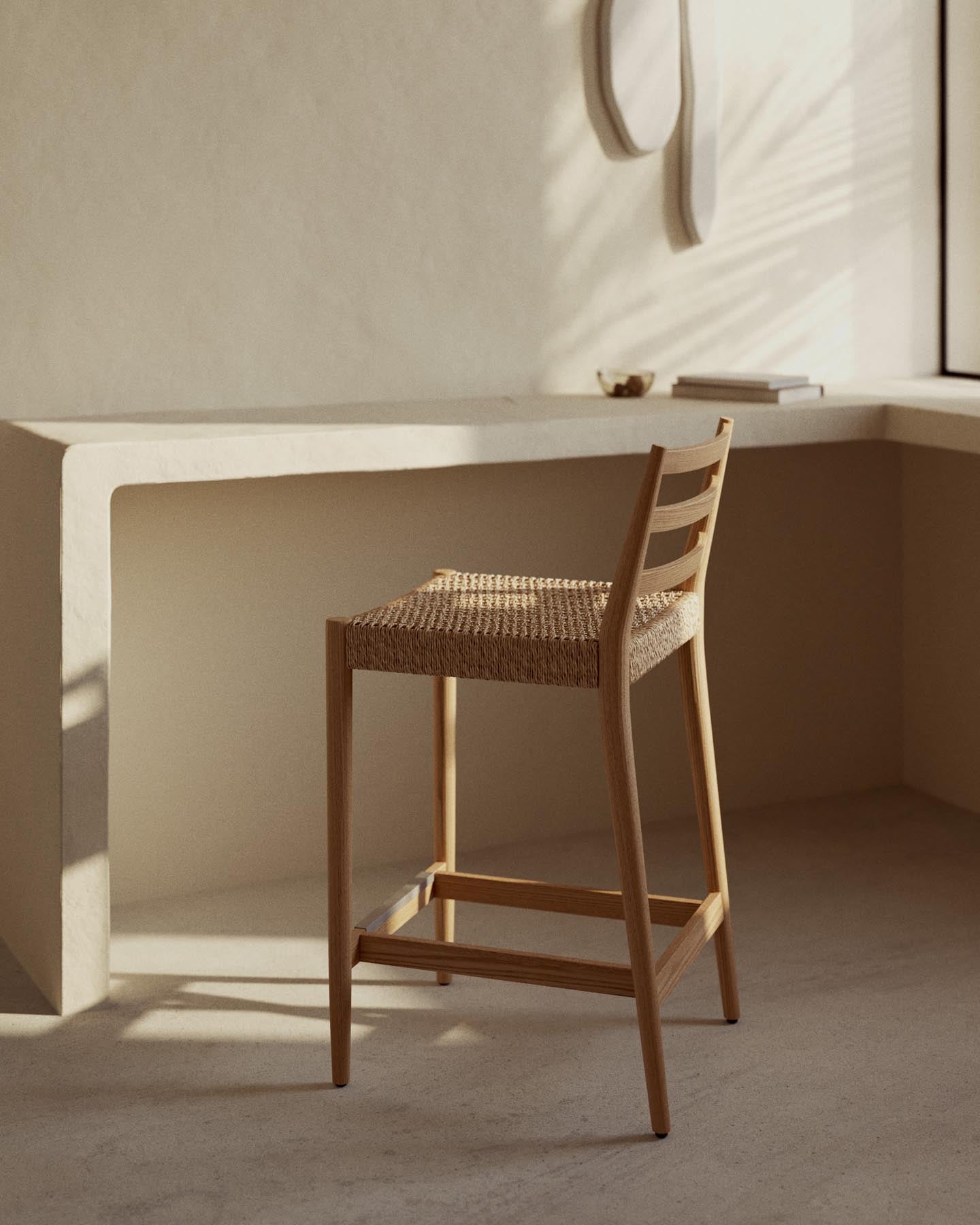 Entdecken Sie den eleganten Analy Hocker mit Rückenlehne von Kave Home, gefertigt aus massivem Eichenholz und einer bequemen Seil-Sitzfläche.