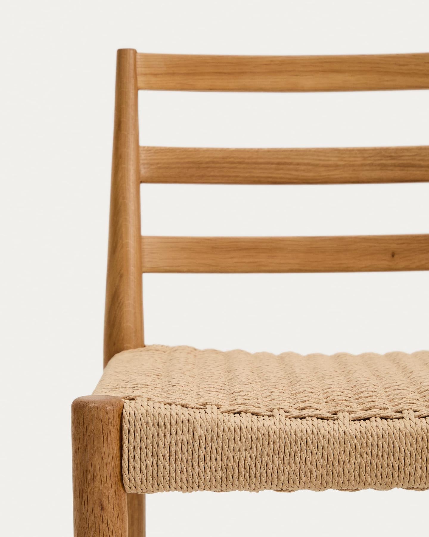 Eleganter Analy Hocker mit Rückenlehne von Kave Home: Robustes Eichenholz, bequeme Seil-Sitzfläche, perfekt für Bar und Küche, 65 cm hoch.