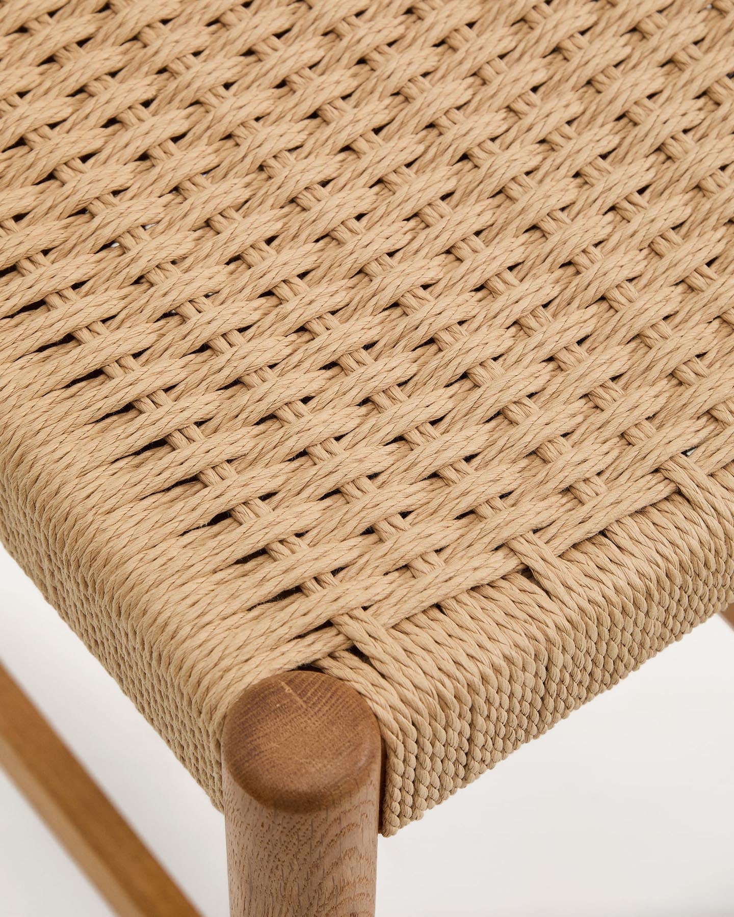 Stylischer Analy Hocker mit Rückenlehne von Kave Home: Massives Eichenholz in Naturton, komfortable Seil-Sitzfläche, ideal für hohe Tische.