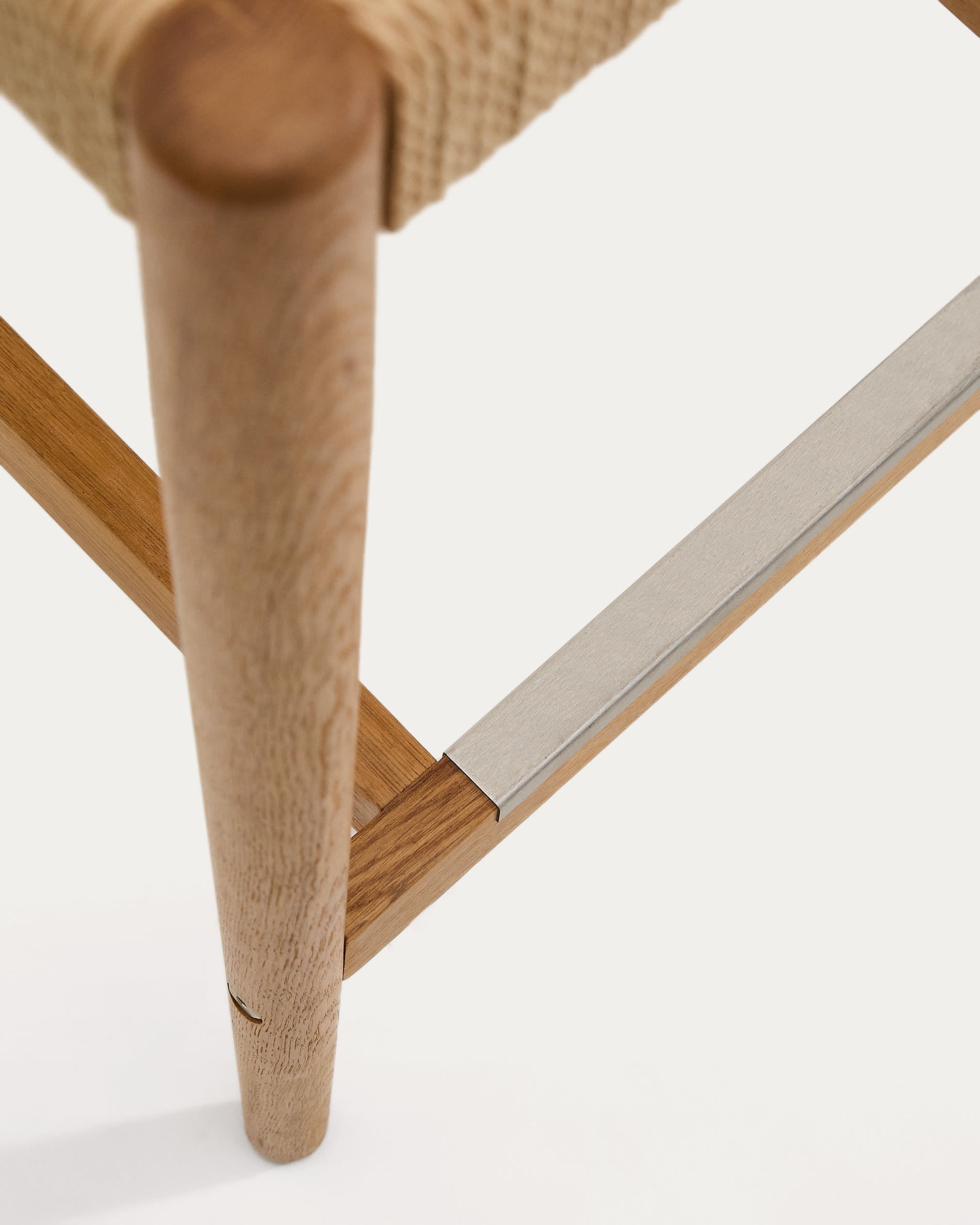 Stylischer Analy Hocker mit Rückenlehne von Kave Home: Massives Eichenholz in Naturton, bequeme Seil-Sitzfläche, ideal für hohe Tische.