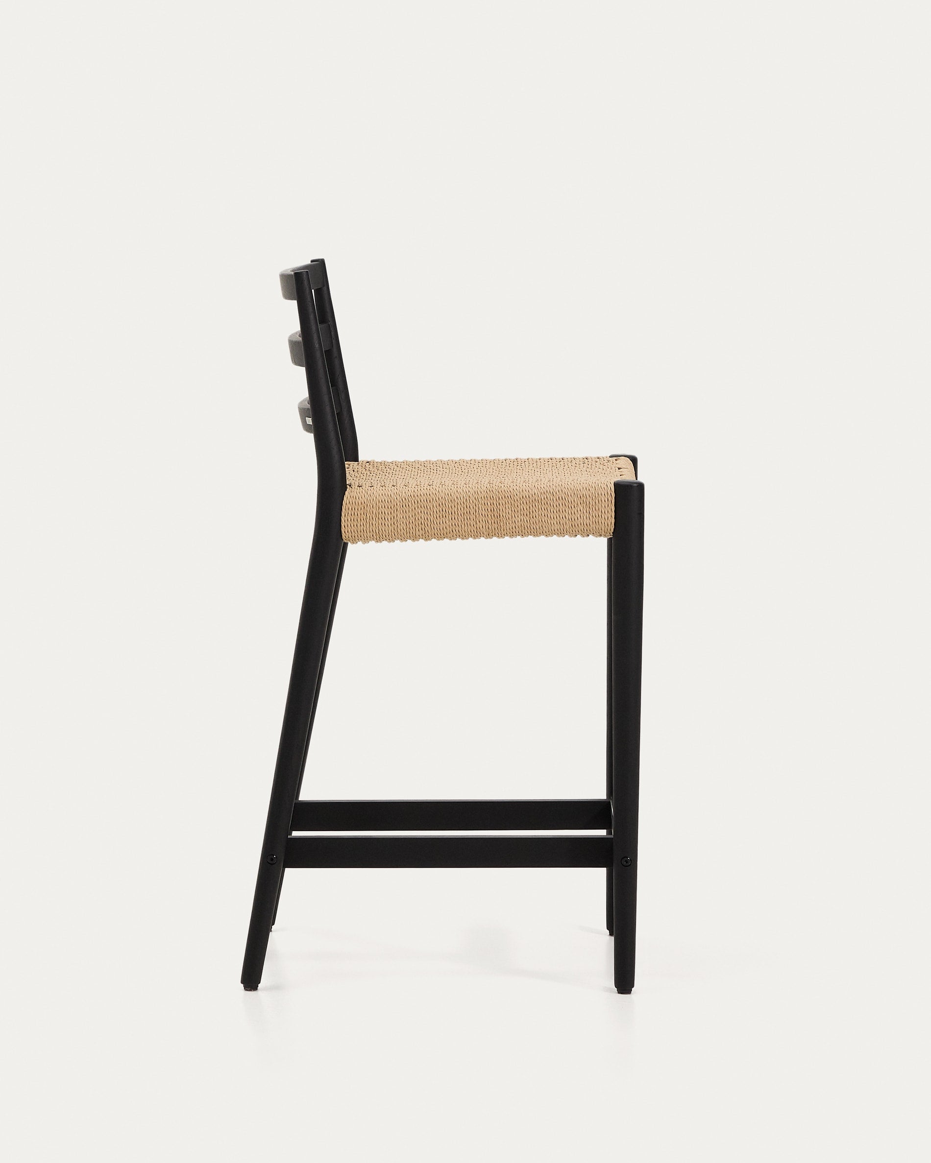 Erleben Sie den Analy Barhocker mit Rückenlehne – aus robustem Eichenholz, elegantem Schwarz und komfortabler Seilsitzfläche. Perfekt für jeden Raum!