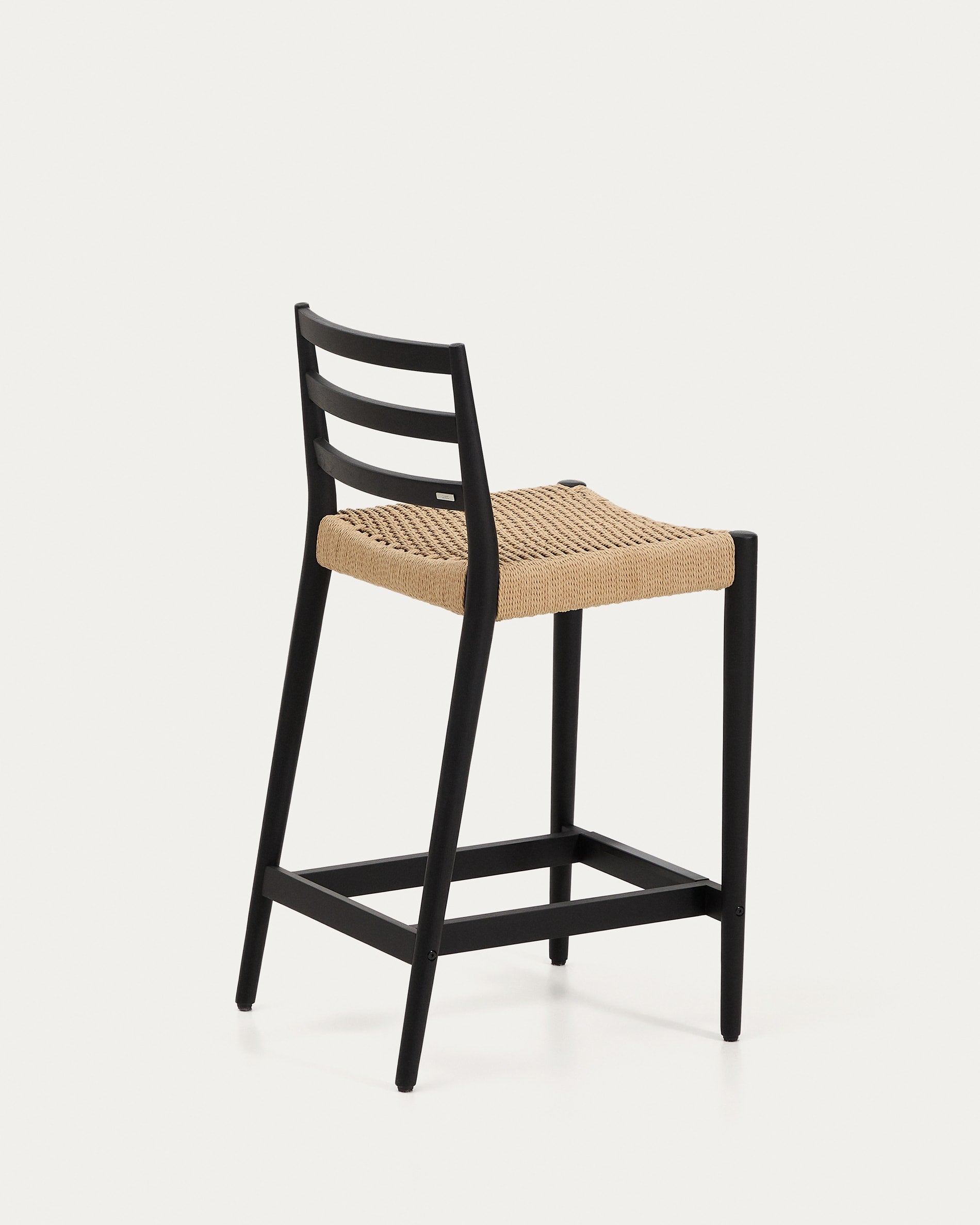 Entdecken Sie den Analy Barhocker mit Rückenlehne: Massives Eichenholz, stilvolles schwarzes Finish und bequeme Seilsitzfläche – ideal für Bar und Küche!