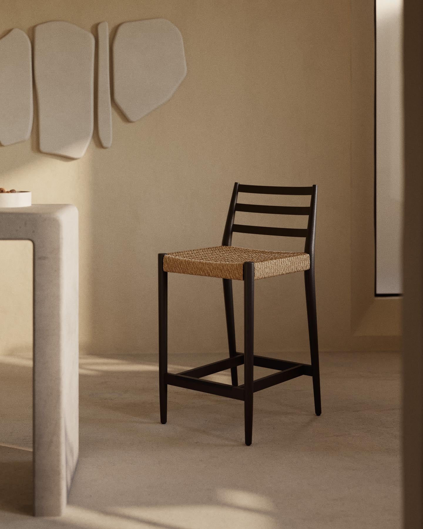 Entdecken Sie den eleganten Analy Barhocker mit Rückenlehne aus massivem Eichenholz und stilvollem schwarzen Finish. Ideal für Bar und Küche!