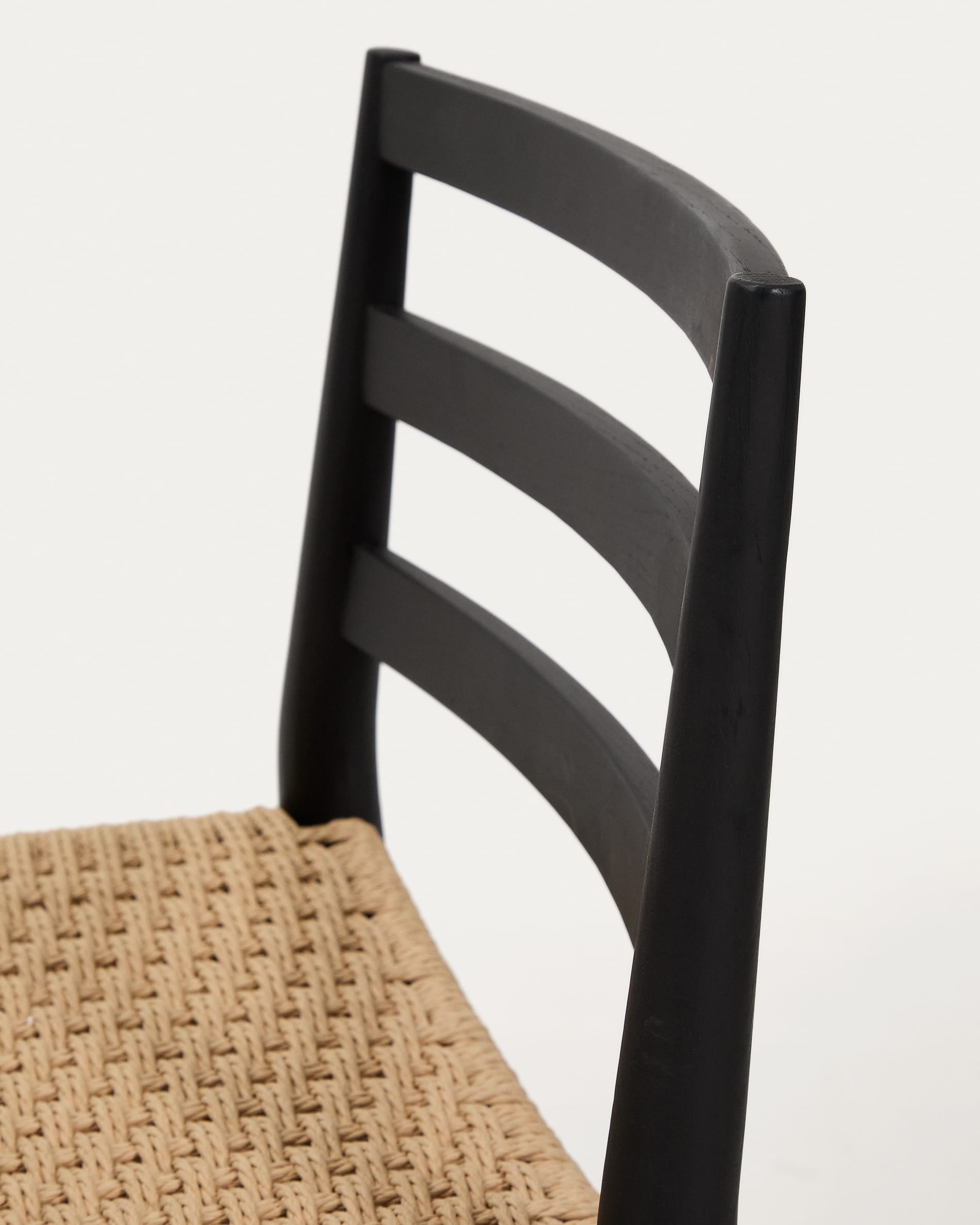 Eleganter Analy Barhocker mit Rückenlehne aus massivem Eichenholz, schwarzem Finish und bequemer Seilsitzfläche – ideal für Bar und Küche!