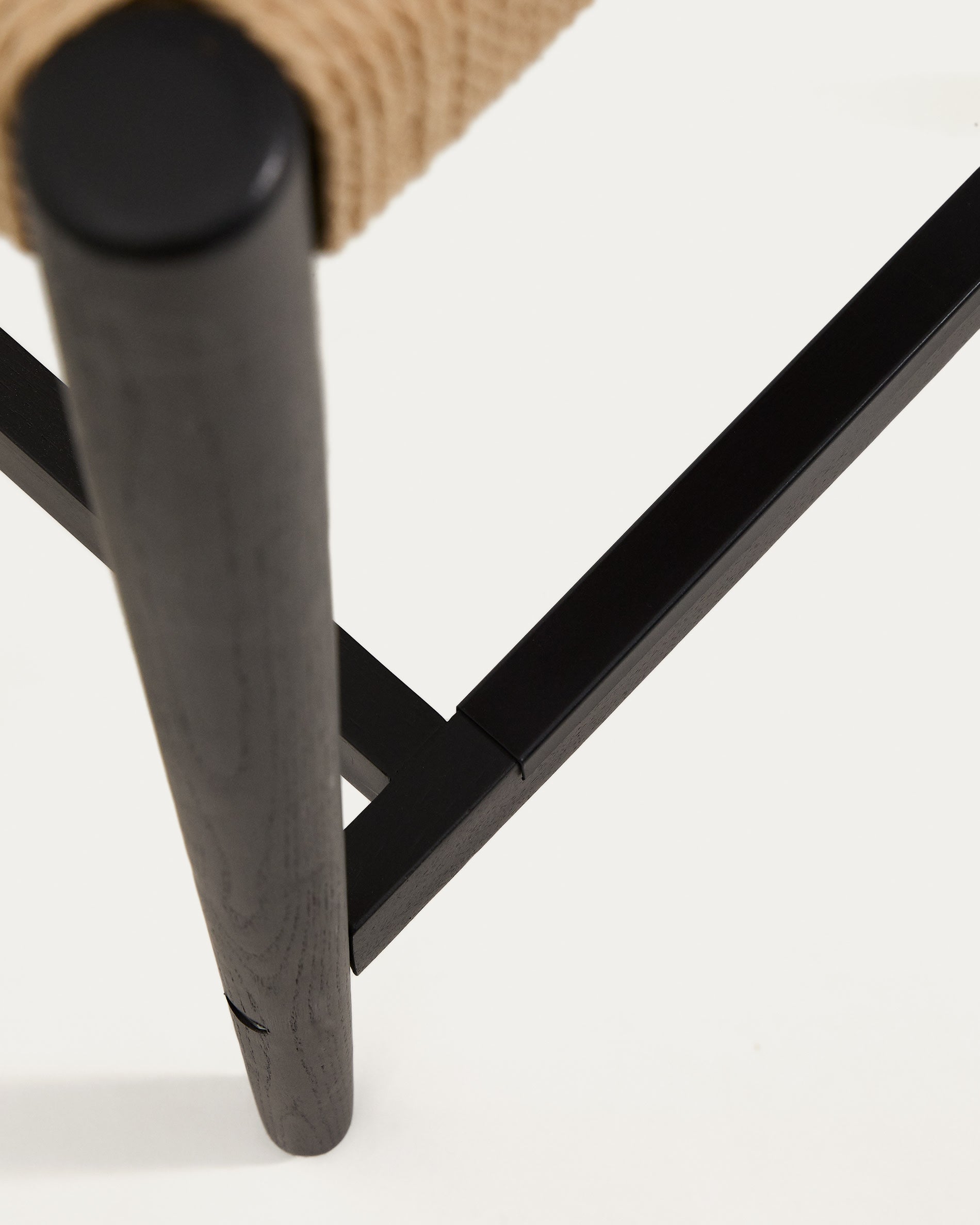 Stylischer Analy Barhocker mit Rückenlehne aus robustem Eichenholz, edlem schwarzen Finish und komfortabler Seilsitzfläche – perfekt für jeden Raum!