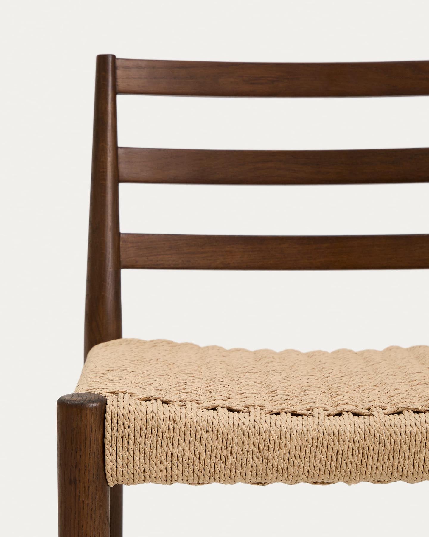 Genießen Sie stilvollen Komfort mit dem Analy Barhocker aus massivem Eichenholz und edlem Nussbaum-Finish – ideal für Ihre Bar oder Küche!