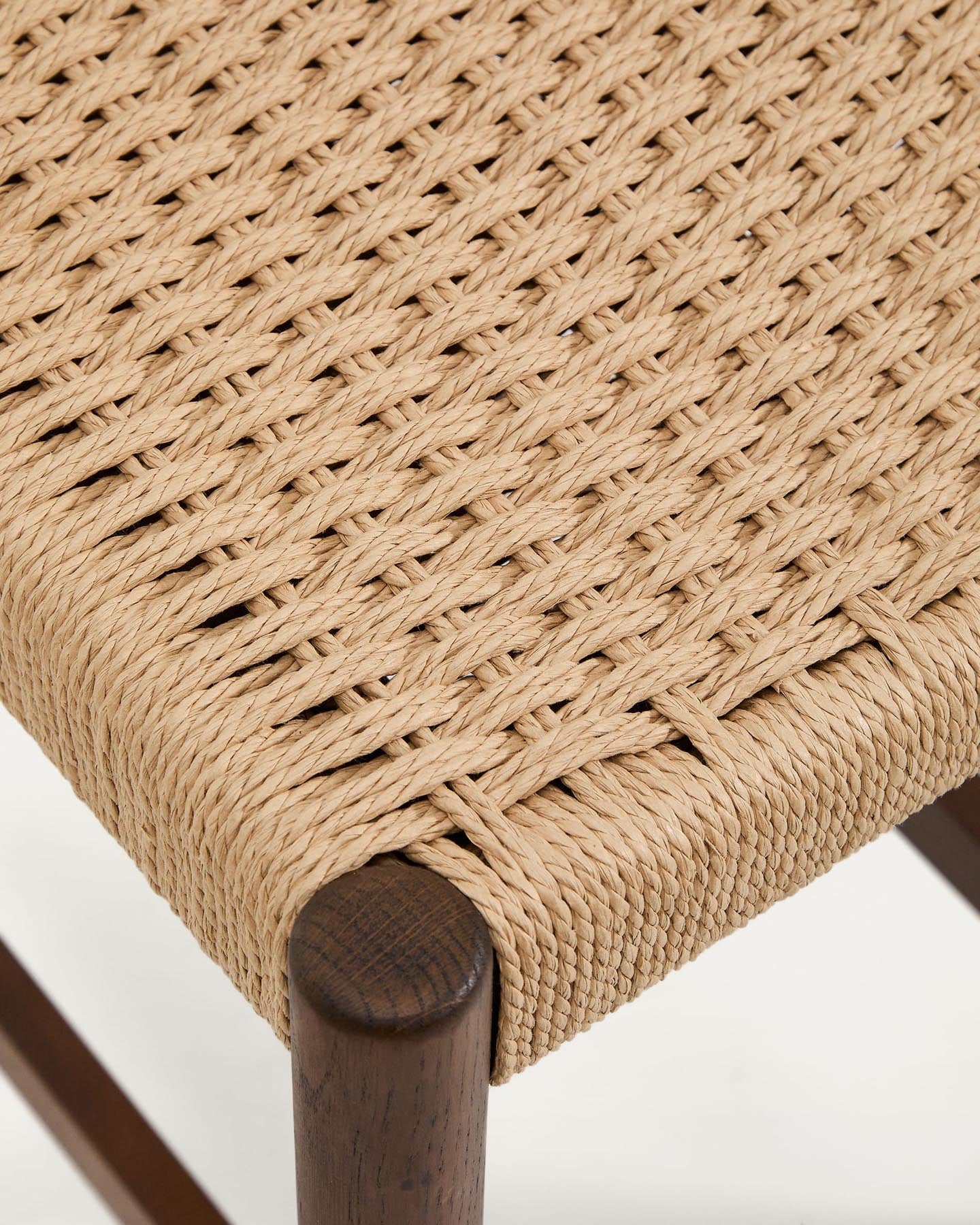 Erleben Sie den Analy Barhocker von Kave Home: Massives Eichenholz, elegantes Nussbaum-Finish und bequeme Rückenlehne für stilvolle Abende!