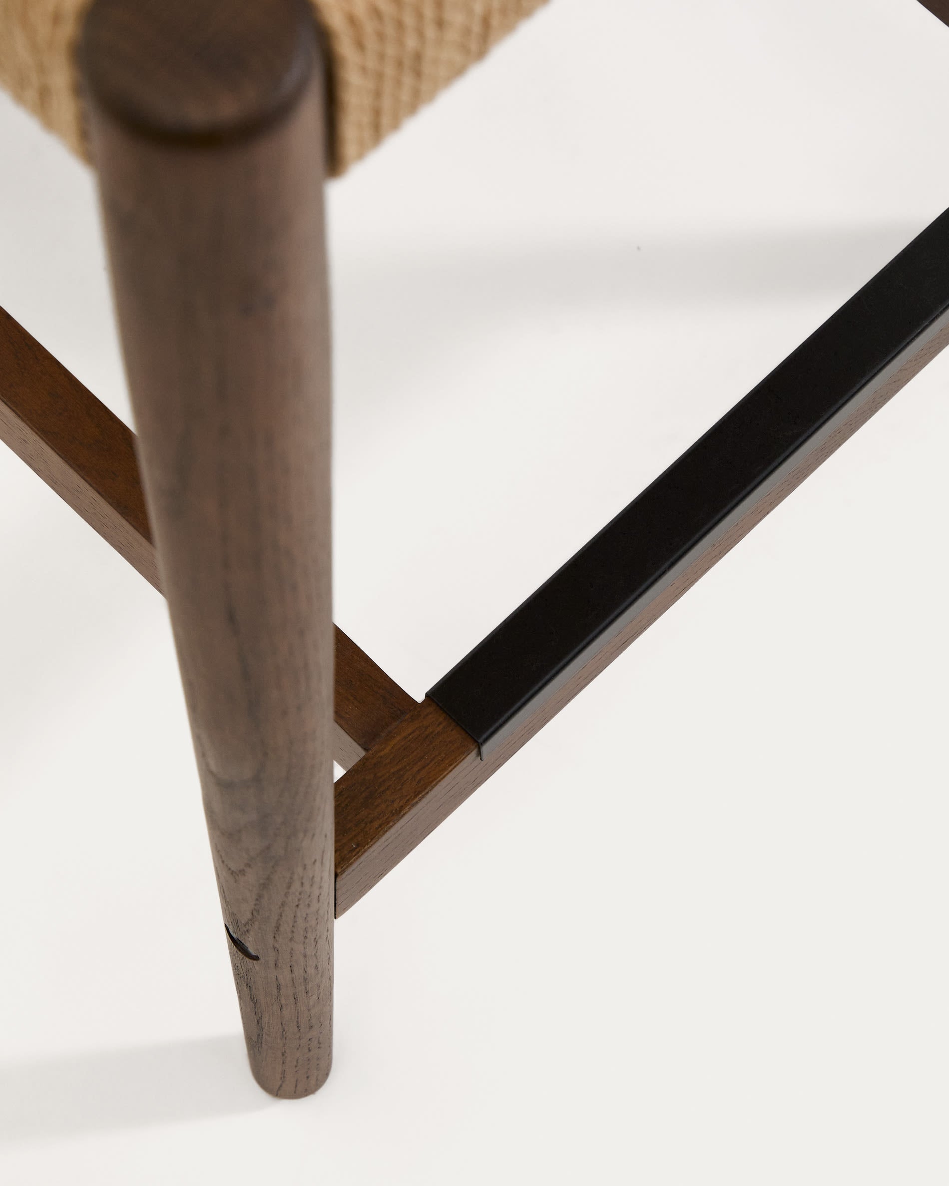 Erleben Sie den Analy Barhocker von Kave Home: Massives Eichenholz, stilvolles Nussbaum-Finish und bequeme Rückenlehne für entspannte Abende!