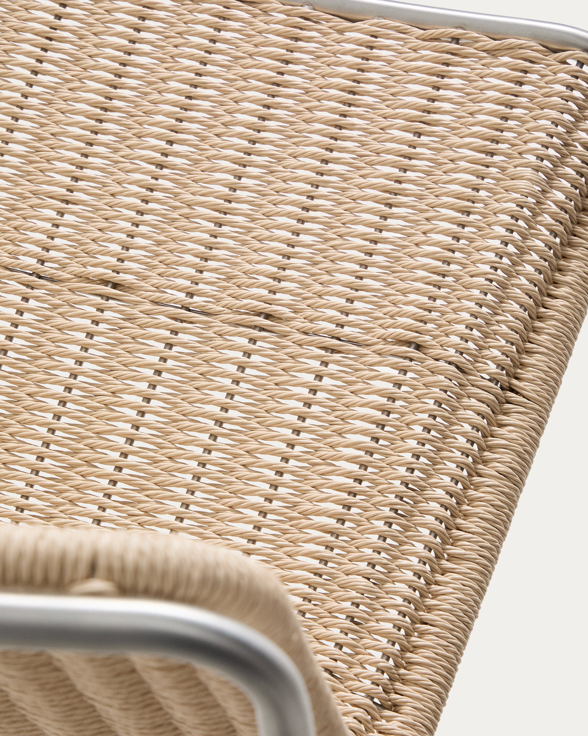 Stapelstuhl Tavari aus beigefarbenem Synthetikseil und Edelstahl in gebürsteter Optik in Beige präsentiert im Onlineshop von KAQTU Design AG. Gartenstuhl ist von Kave Home