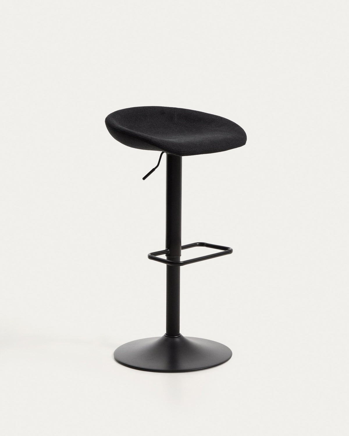 Drehbarer Hocker Danua mit schwarzem Chenillebezug, gepolstertem Sitz und mattschwarzem Stahlgestell, höhenverstellbar.