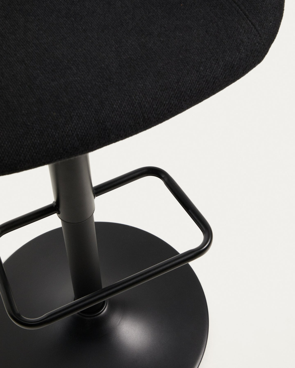 Drehbarer Hocker Danua mit schwarzem Chenillebezug, gepolstertem Sitz und mattschwarzem Stahlgestell, höhenverstellbar.