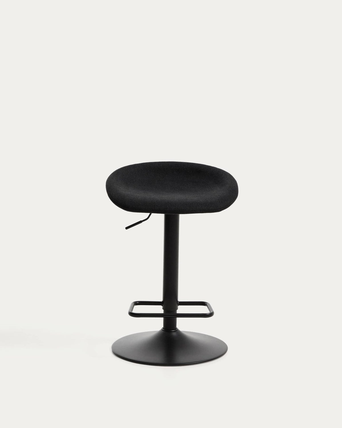 Drehbarer Hocker Danua mit schwarzem Chenillebezug, gepolstertem Sitz und mattschwarzem Stahlgestell, höhenverstellbar.