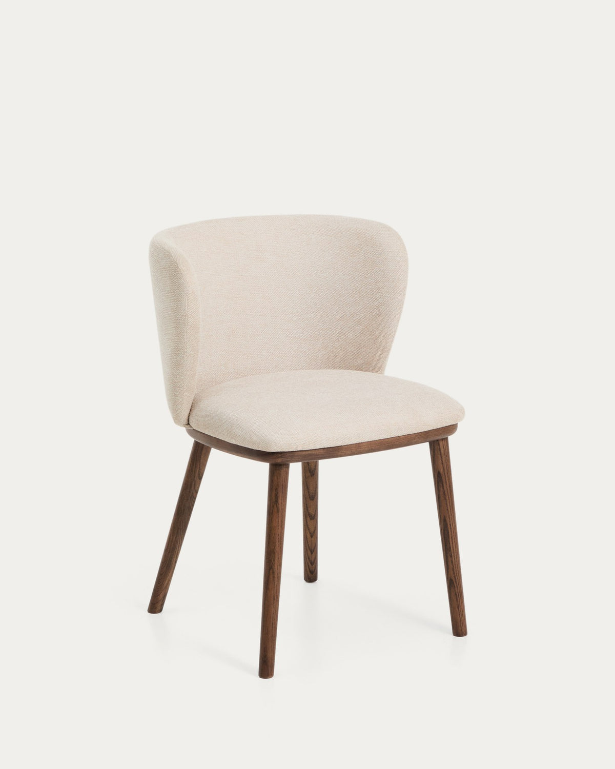 Stuhl Ciselia mit beigem Chenillebezug, gepolsterter Sitzfläche und Rückenlehne sowie Beinen aus massivem Eschenholz mit Walnuss-Finish.