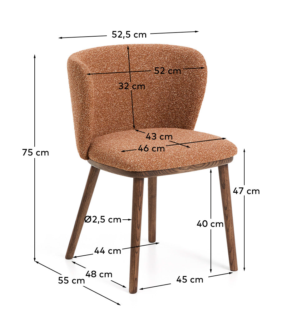 Stuhl Ciselia in dicker, terrakottafarbener Chenille mit Beinen aus massivem Eschenholz mit walnussholzfarbenem Finish, FSC Mix Credit in Terrakotta präsentiert im Onlineshop von KAQTU Design AG. Stuhl ist von Kave Home