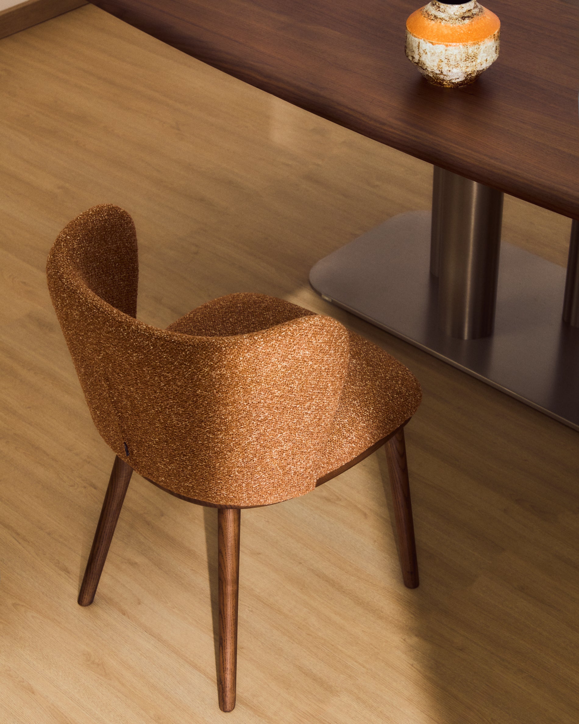 Stuhl Ciselia in dicker, terrakottafarbener Chenille mit Beinen aus massivem Eschenholz mit walnussholzfarbenem Finish, FSC Mix Credit in Terrakotta präsentiert im Onlineshop von KAQTU Design AG. Stuhl ist von Kave Home