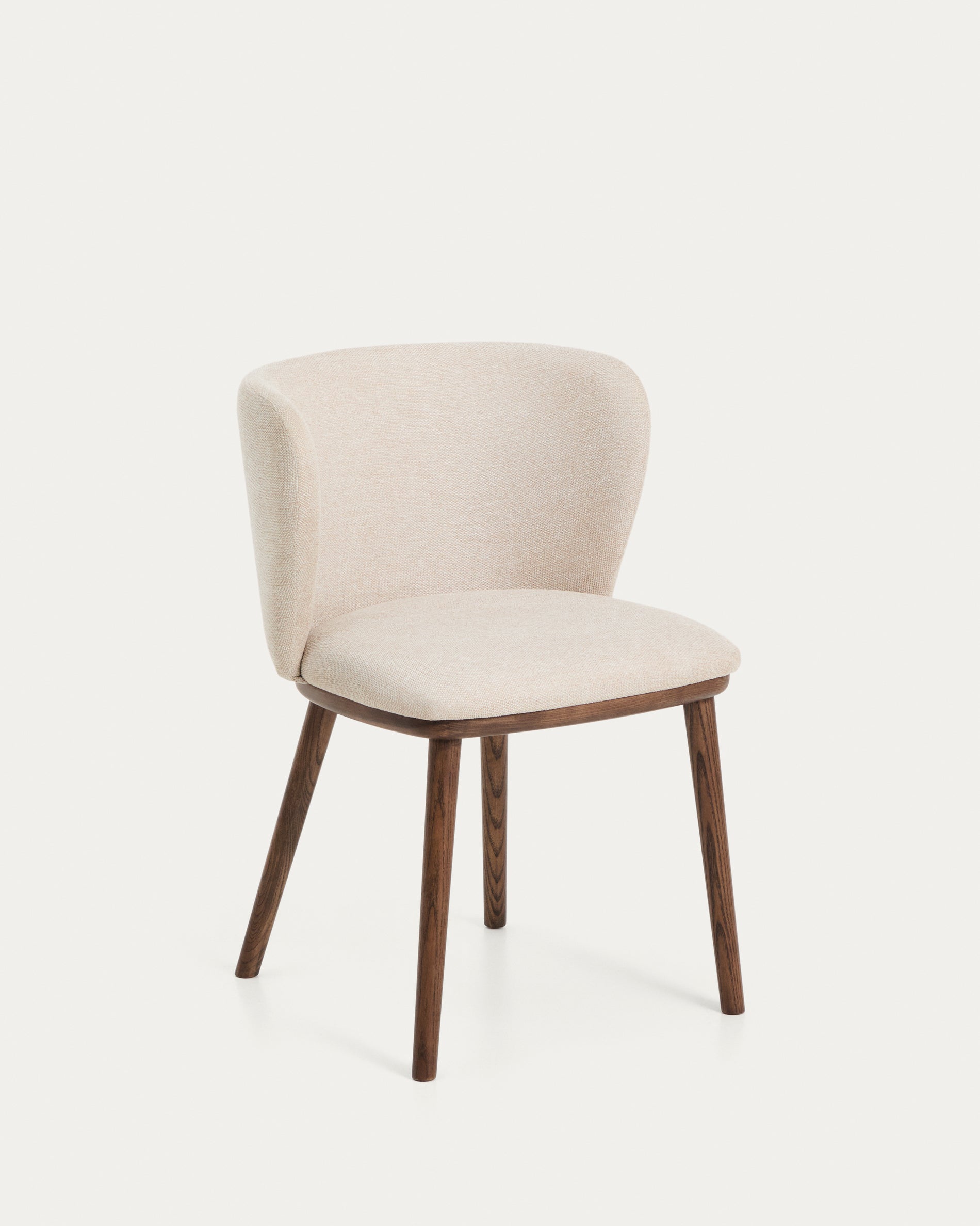 Stuhl Ciselia in beiger Chenille mit Beinen aus massivem Eschenholz mit walnussholzfarbenem Finish, FSC Mix Credit in Beige präsentiert im Onlineshop von KAQTU Design AG. Stuhl ist von Kave Home