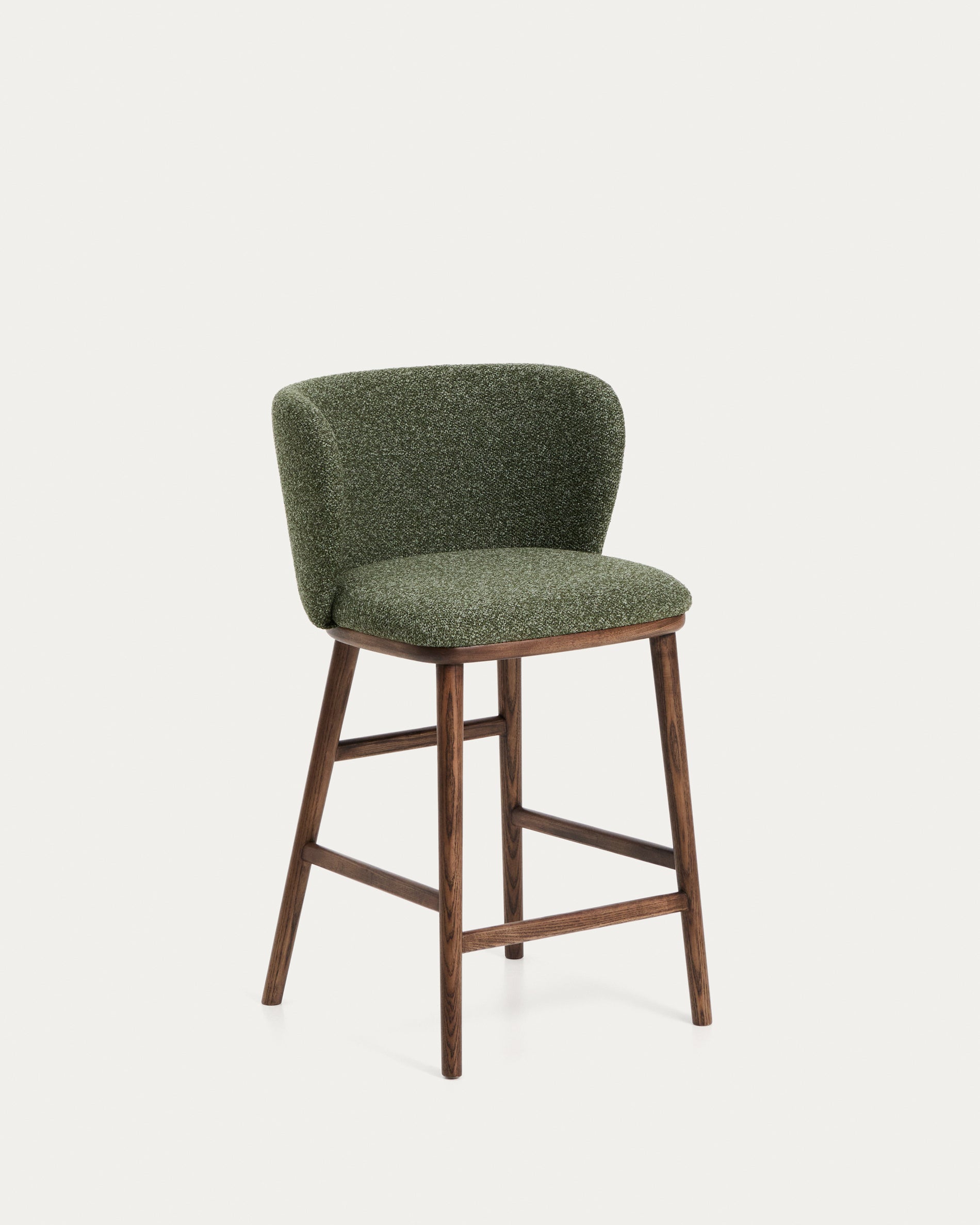 Hocker Ciselia in dicker, dunkelgrüner Chenille mit Beinen aus massivem Eschenholz mit walnussholzfarbenem Finish, FSC Mix Credit, 65 cm in Dunkelgrün präsentiert im Onlineshop von KAQTU Design AG. Barstuhl ist von Kave Home