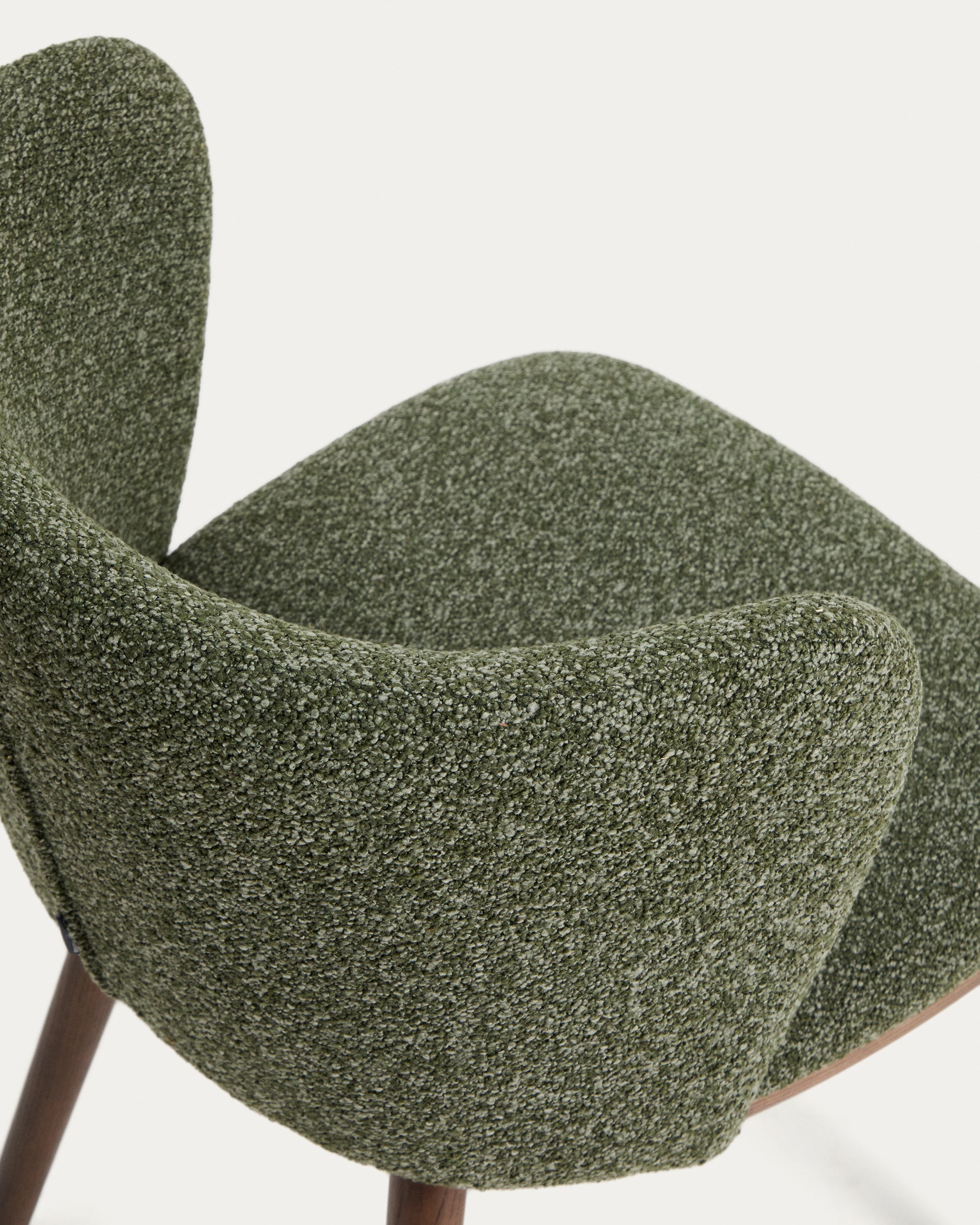 Stilvoller Hocker Ciselia in tiefgrünem Chenille, mit robusten Eschenholzbeinen in Walnussholzoptik, ideal für moderne Barbereiche.