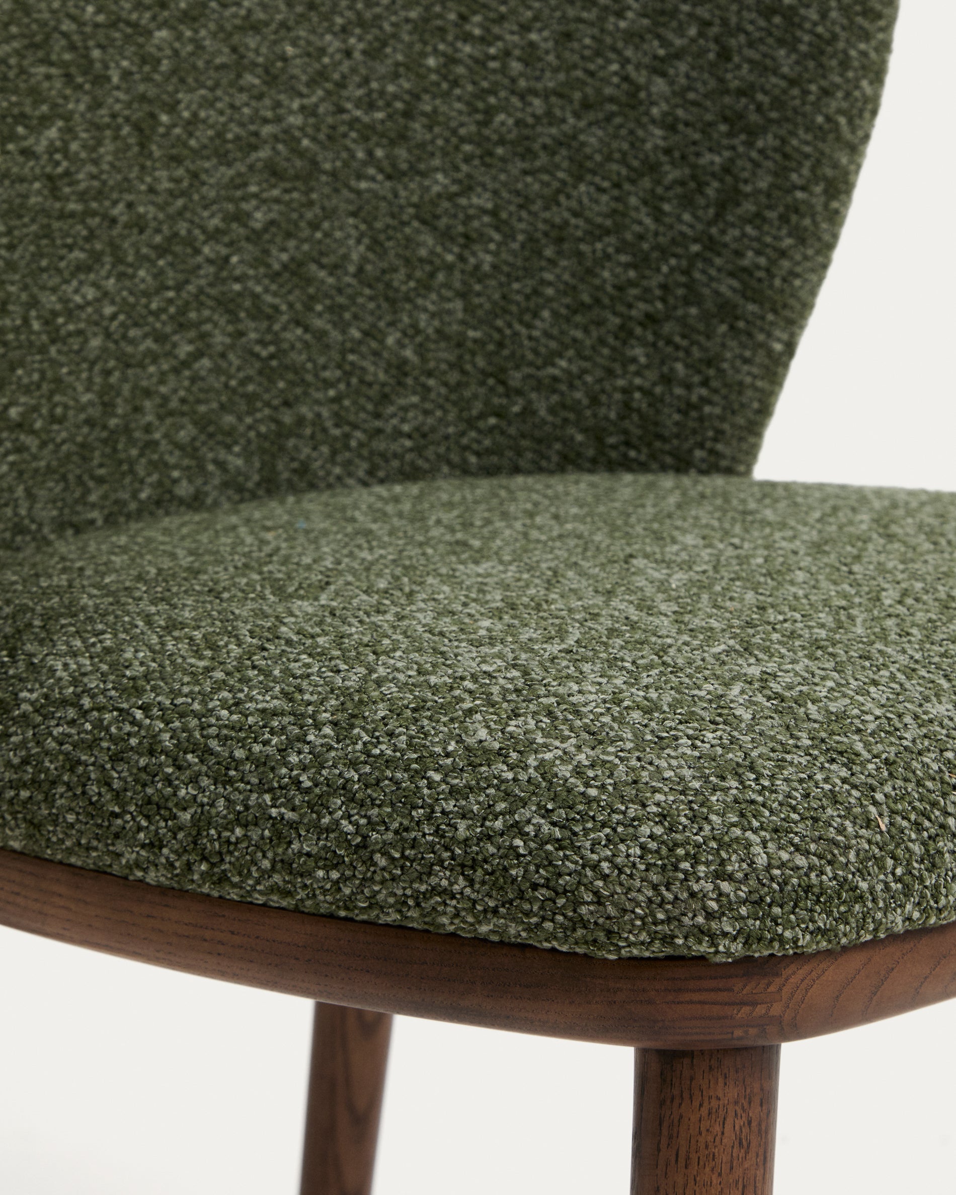 Eleganter Hocker Ciselia aus dickem, dunkelgrünem Chenille, ausgestattet mit stabilen Eschenholzbeinen in edler Walnussholzfarbe, perfekt für stilvolle Bars.
