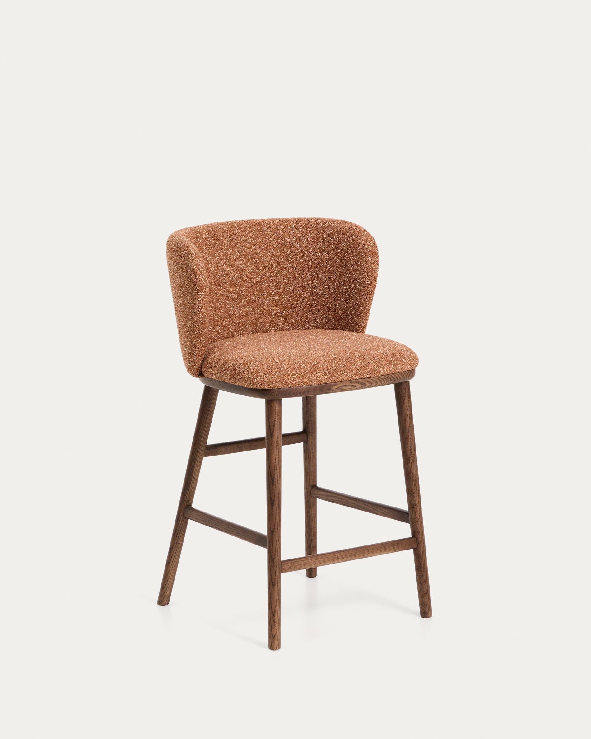 Hocker Ciselia in dicker, terrakottafarbener Chenille mit Beinen aus massivem Eschenholz mit walnussholzfarbenem Finish, FSC Mix Credit, 65 cm in Terrakotta präsentiert im Onlineshop von KAQTU Design AG. Barstuhl ist von Kave Home