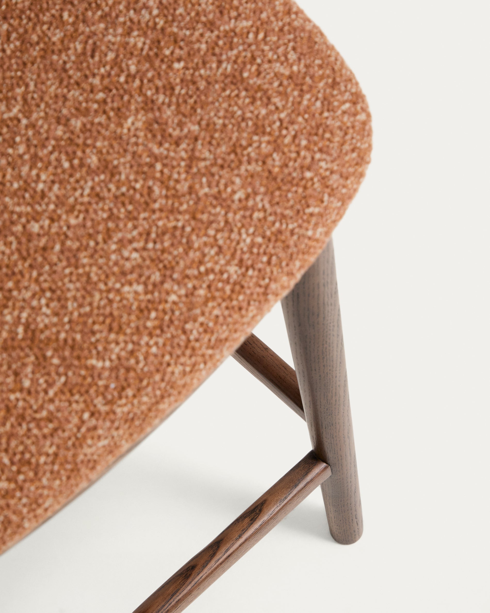 Eleganter Hocker Ciselia in terrakottafarbenem Chenille, ausgestattet mit stabilen Eschenholzbeinen in Walnussoptik, ideal für stilvolle Bars.