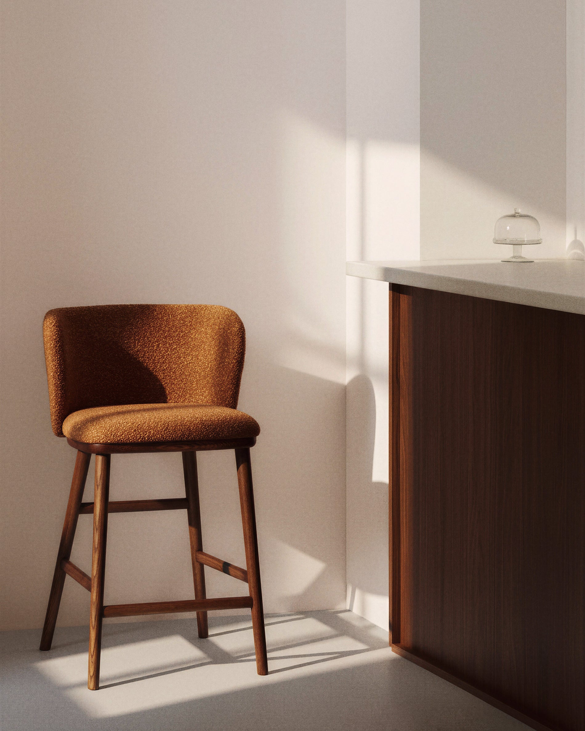 Eleganter Hocker Ciselia in warmem Terrakotta, gepolstert mit Chenille und stabilen Eschenholzbeinen, ideal für stilvolle Barbereiche.