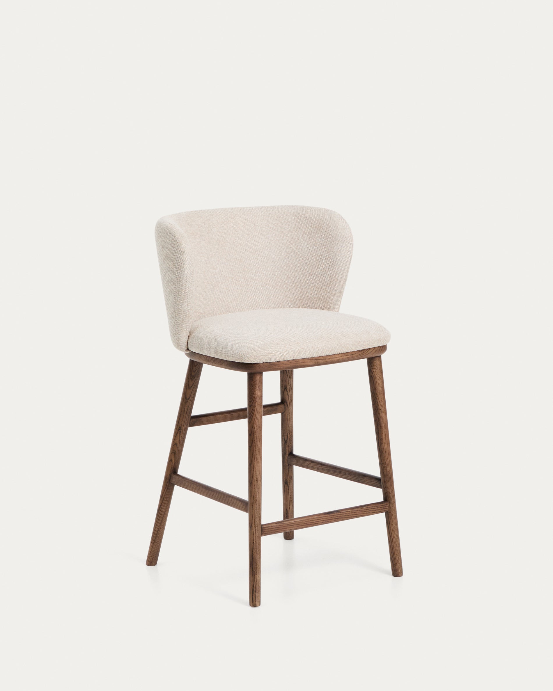 Hocker Ciselia in beiger Chenille mit Beinen aus massivem Eschenholz mit walnussholzfarbenem Finish, FSC Mix Credit, 65 cm in Beige präsentiert im Onlineshop von KAQTU Design AG. Barstuhl ist von Kave Home